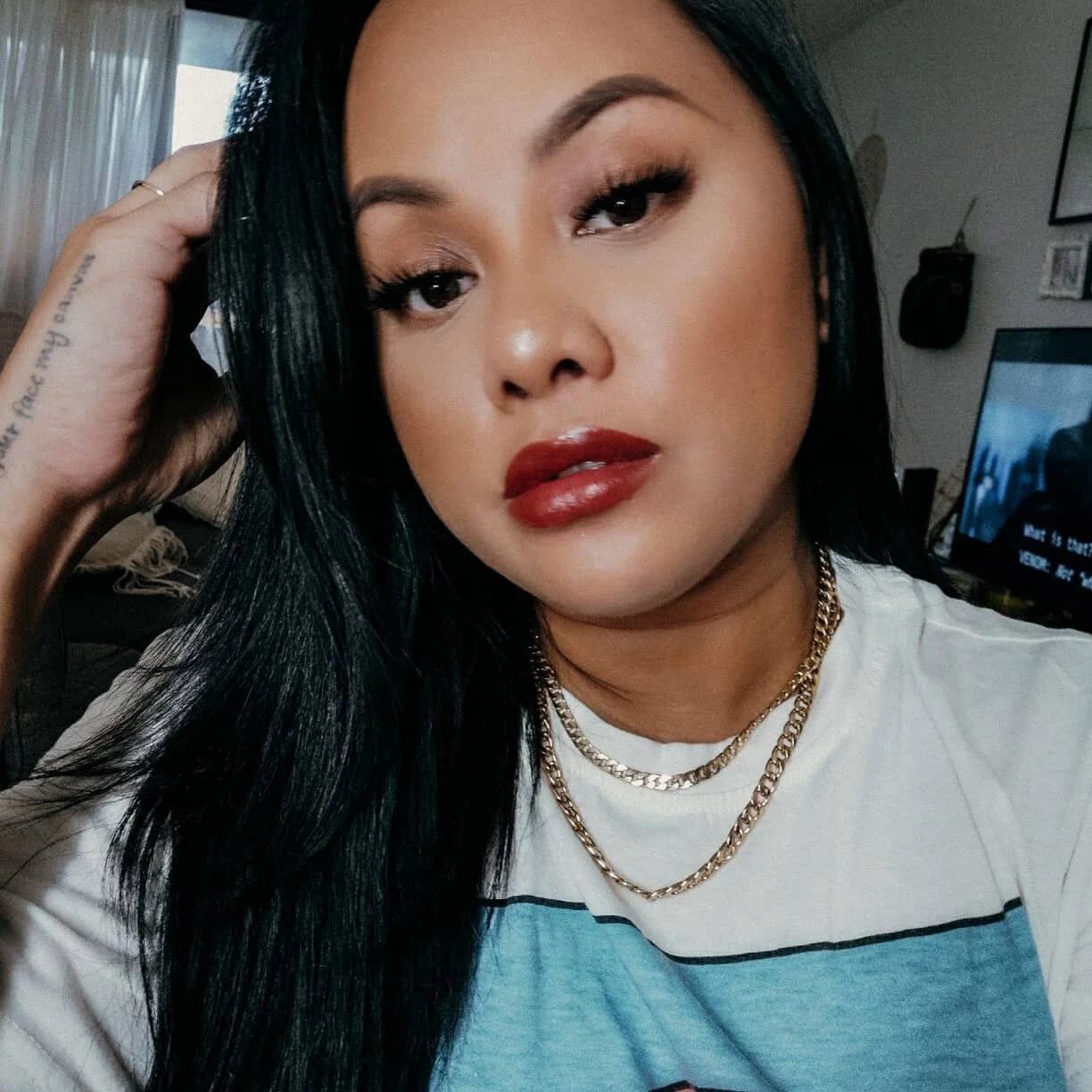 Lately I've been trapped in my emotions. For the past week, I've probably cried everyday. When you carry the weight of those you love on your heart sometimes it gets too heavy. 

Today, I chose not to cry. I put on a full face of makeup instead. Beca