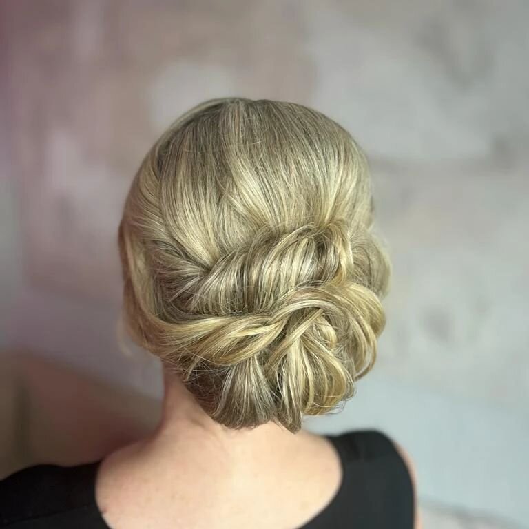 How stunning is this mother-of-the-bride's hair 😍 

Hair by Donna 
@beautyhauscollective 

#beautyhauscollective #bridalpreview #beautyhaustoronto #beautyhausteam