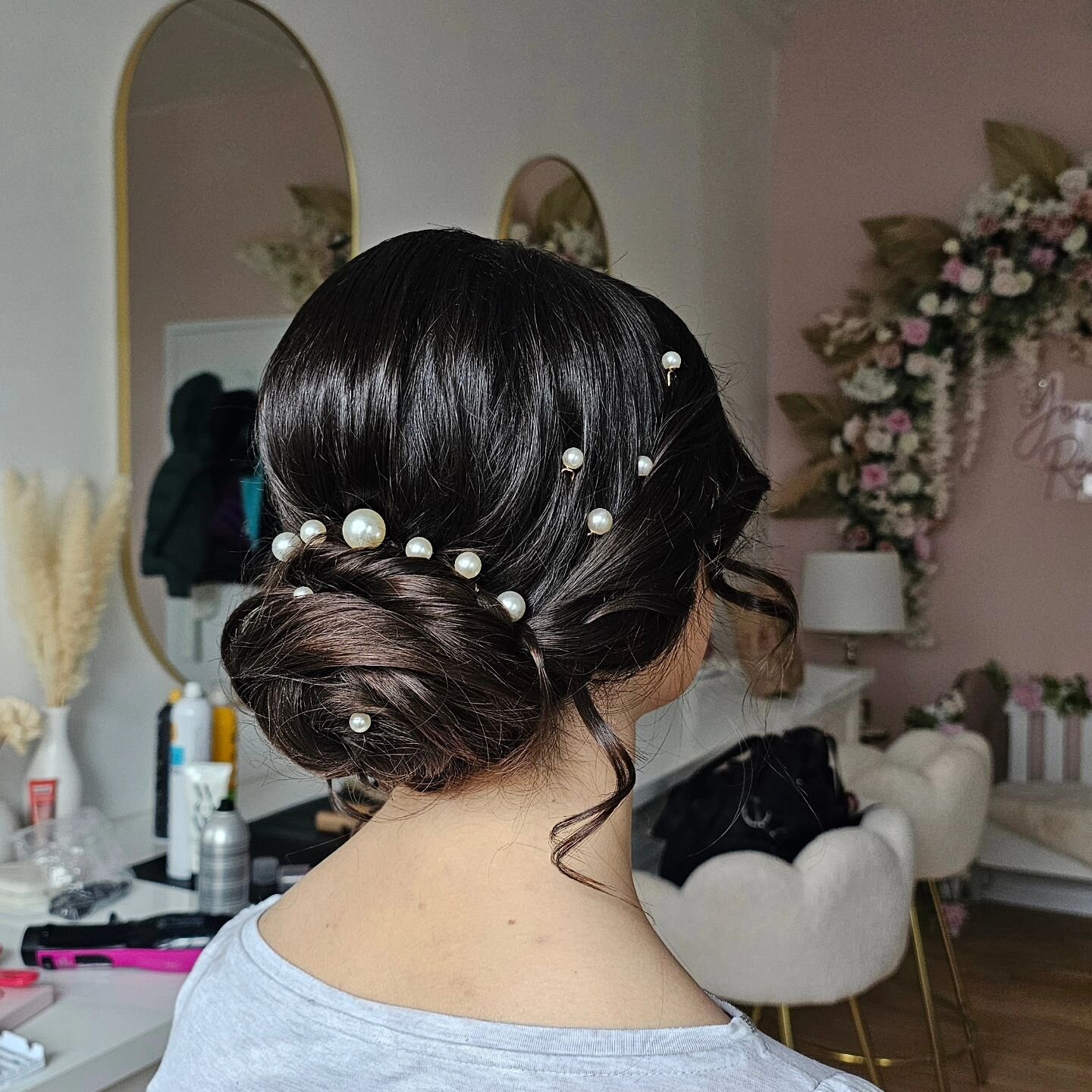Updos will never go out of style 🤩

Hair by Donna 
@beautyhauscollective 

#beautyhauscollective #beautyhaustoronto #beautyhausteam #beautyhausbride