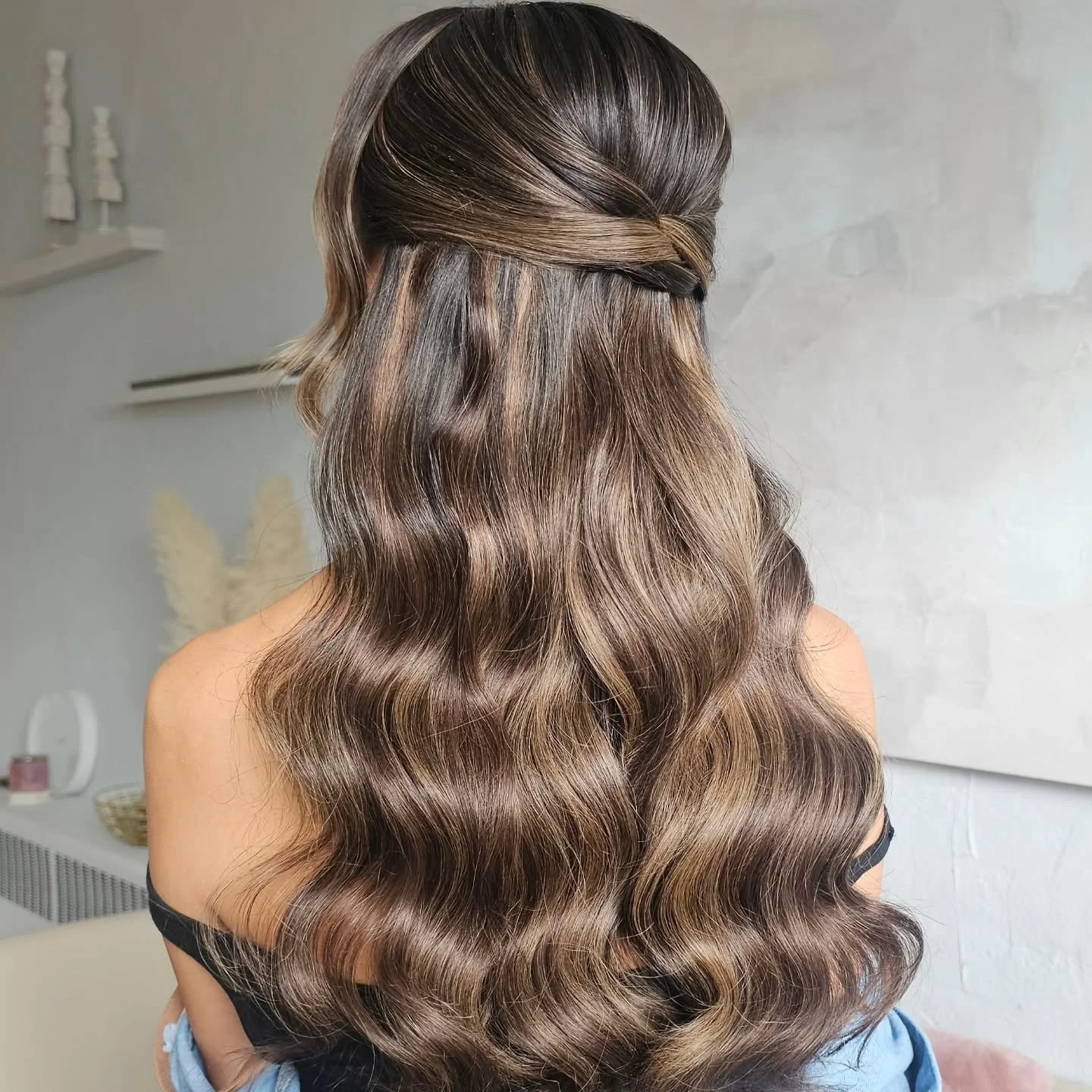 A half updo with soft waves is always a hit 😍

Hair by Lelo