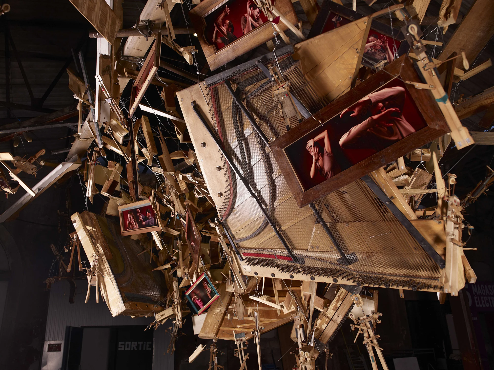 (2)NicolasHenry_ExplosionDePiano_Arles.jpg