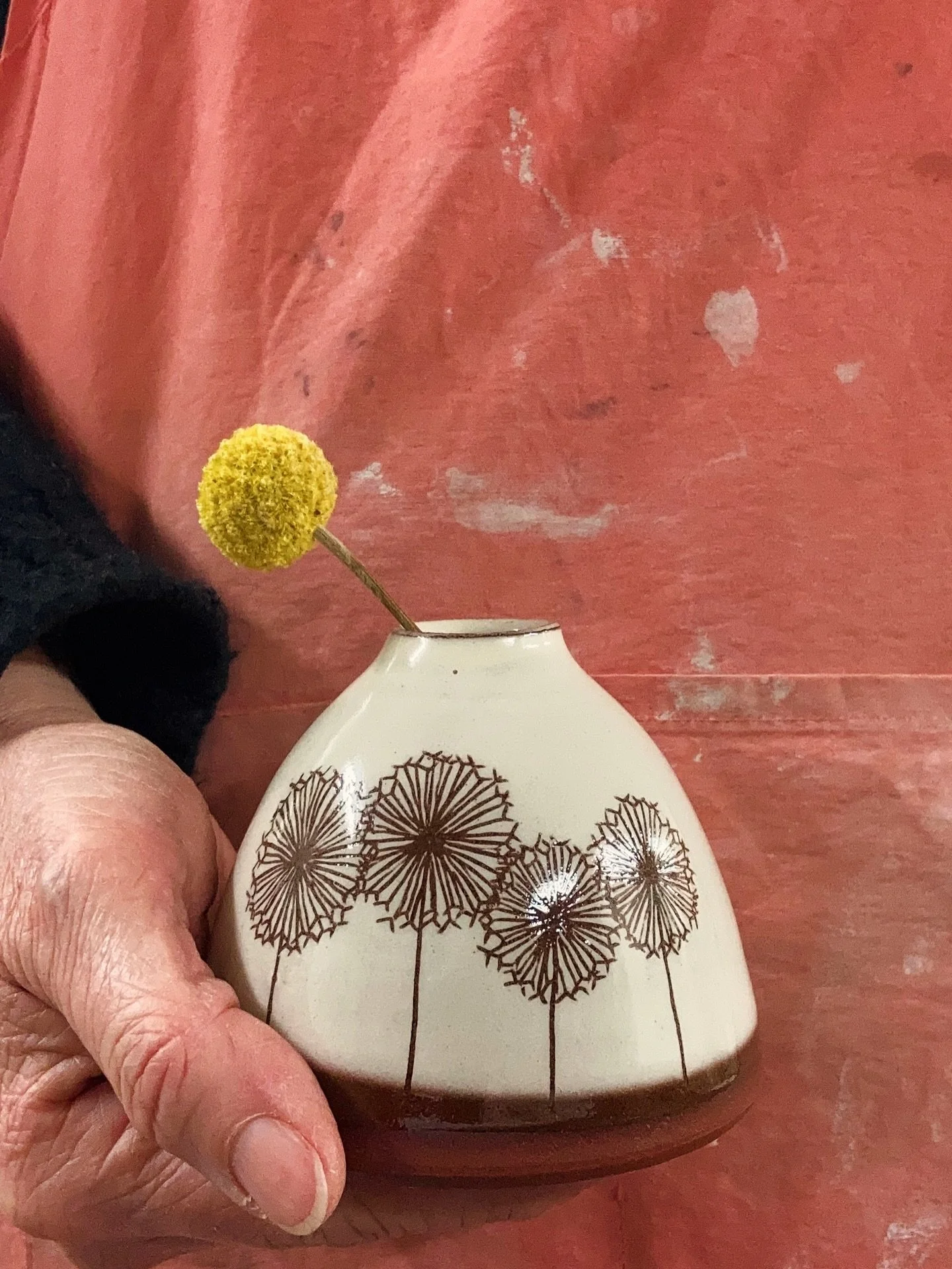 My delivery driver (my fella) has just dropped off some new stock to @independentdesigncollective including some new bud vases and a small batch of these sgraffito mugs. Oak &amp; Maple leaf available (exclusive to IDC).

Perfect for Mother&rsquo;s D