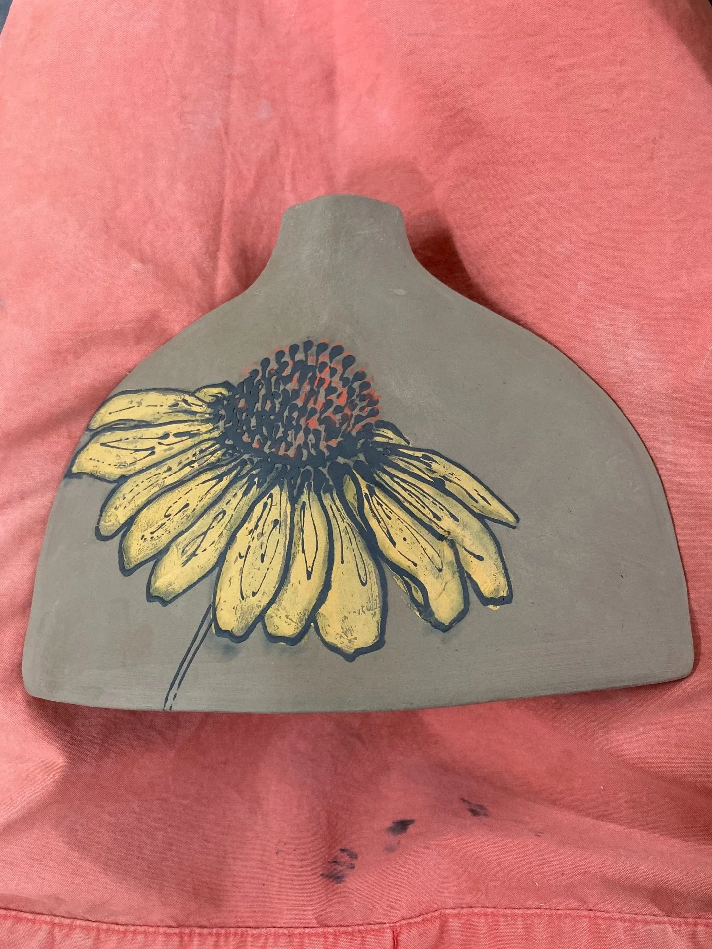 New shapes, new prints ☺️

Slab built bud vase with slip monoprint. 

#monoprintsonclay #printingonclay #rudbeckiadesign #bristolpotter #celebratingceramics