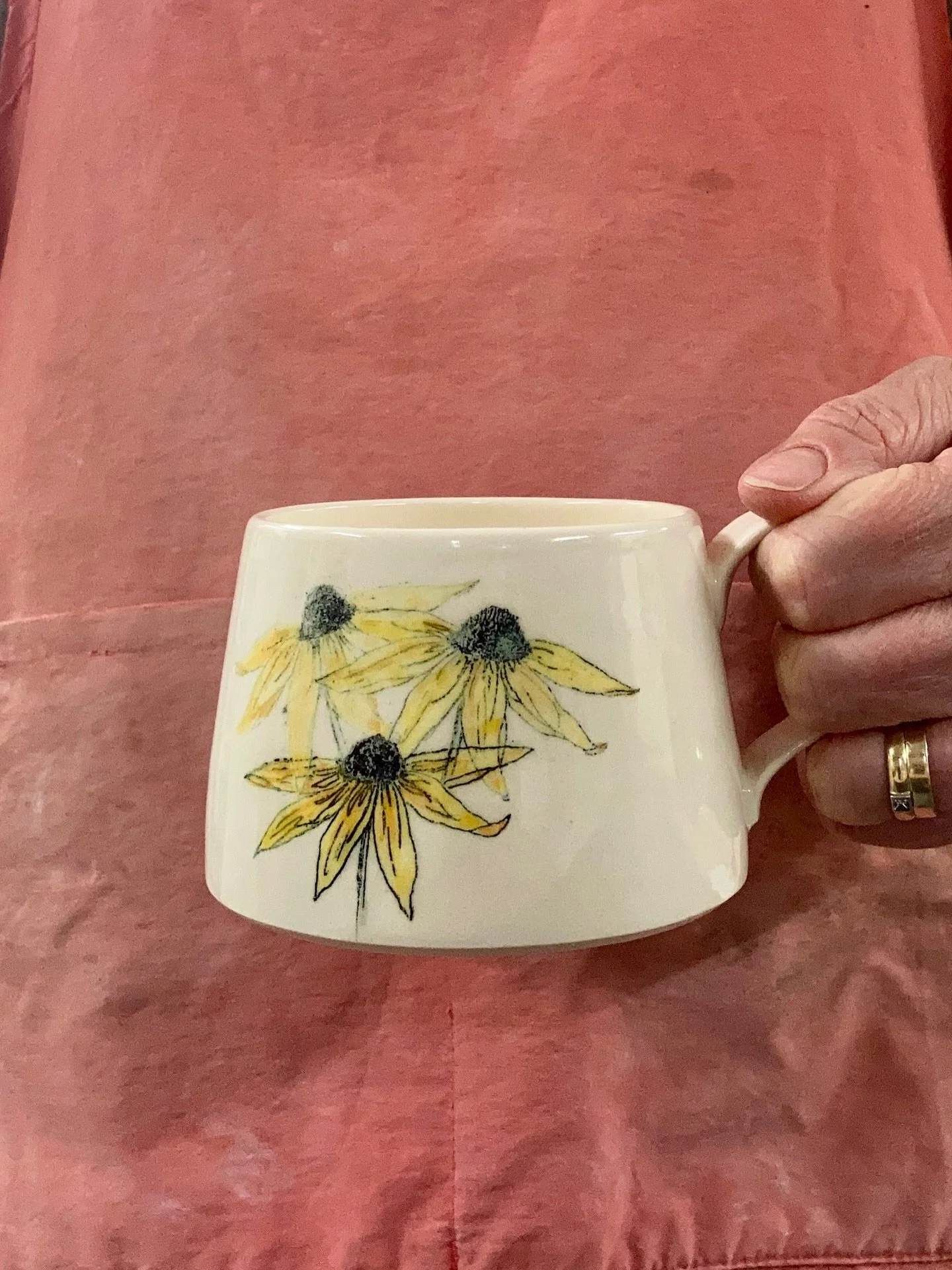 Rudbeckia mugs. Hot out of the kiln ☺️

#mugshotmonday 
#handmademugsarethebest 
#bristolpotter 
#rudbeckiaprint 
#ceramicsuk