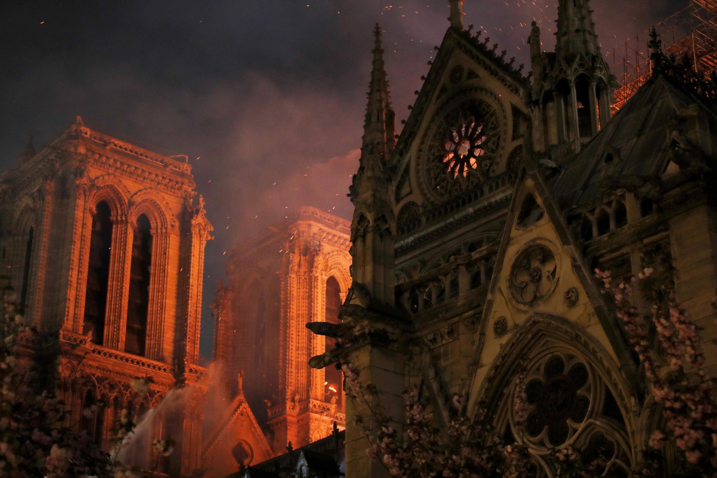 Сгорел нотр. Церковь Парижской Богоматери.