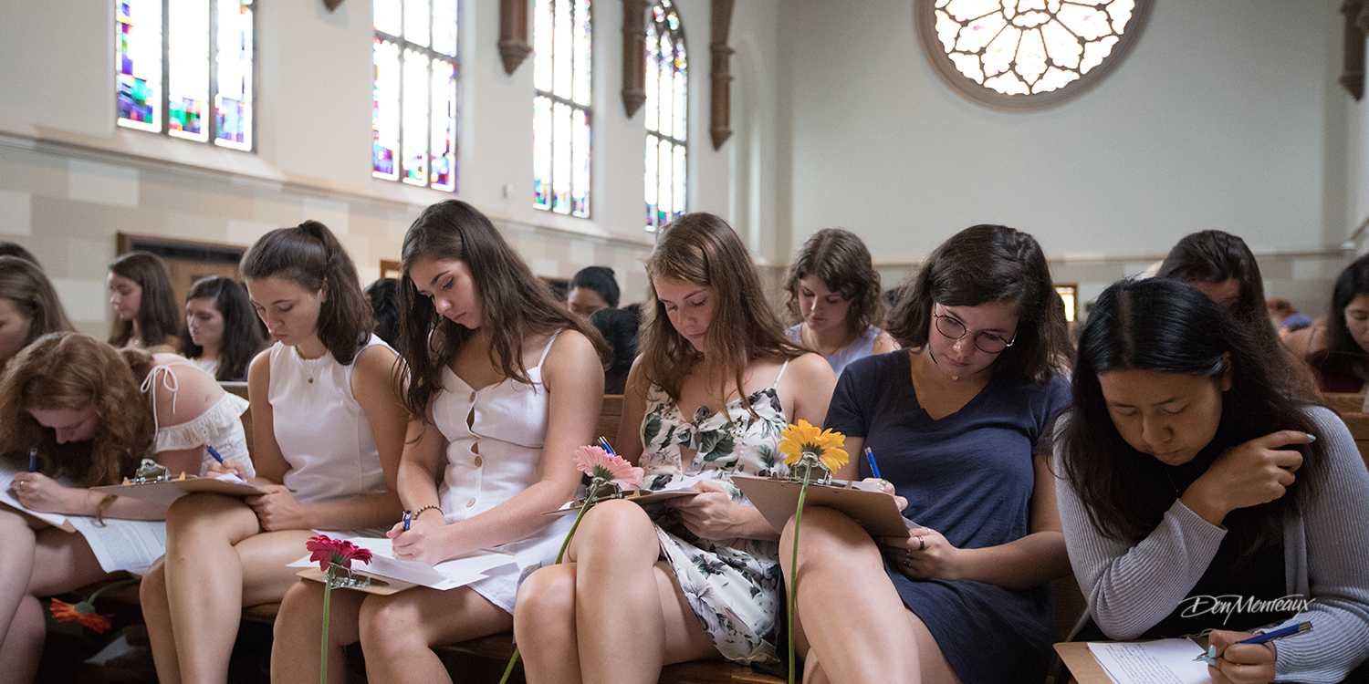 Image of freshman writing their letter to themselves.