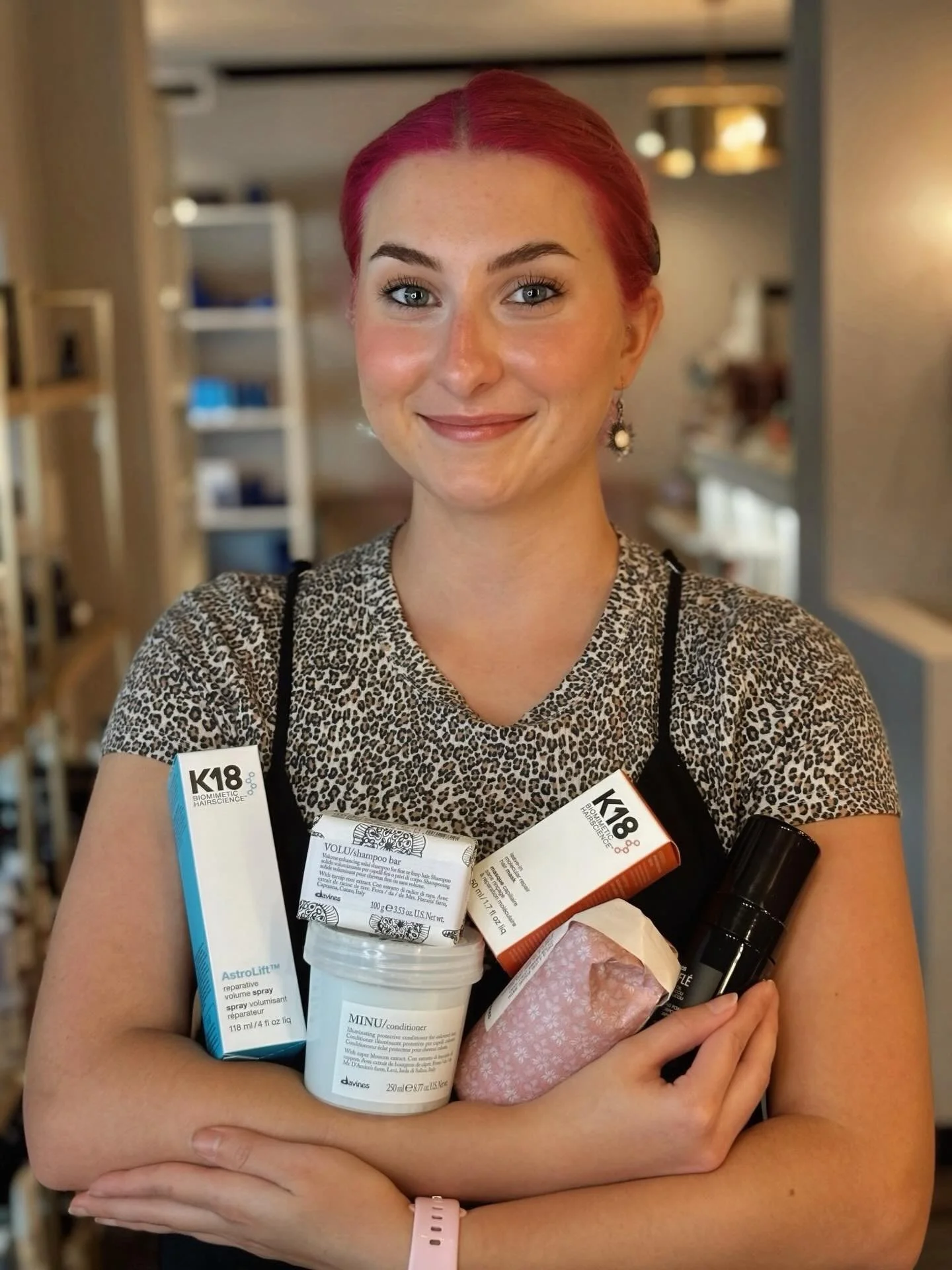 💇🏼&zwj;♀️ Hannah&rsquo;s Ideal Hair Routine 💇🏼&zwj;♀️

Our stylist Hannah is spilling her secrets for healthy, bouncy hair!

Step-by-Step ✨
1️⃣ Volu Shampoo Bar
2️⃣ Minu Conditioner
3️⃣ K18 Molecular Repair Mask (skip conditioner on these days + 