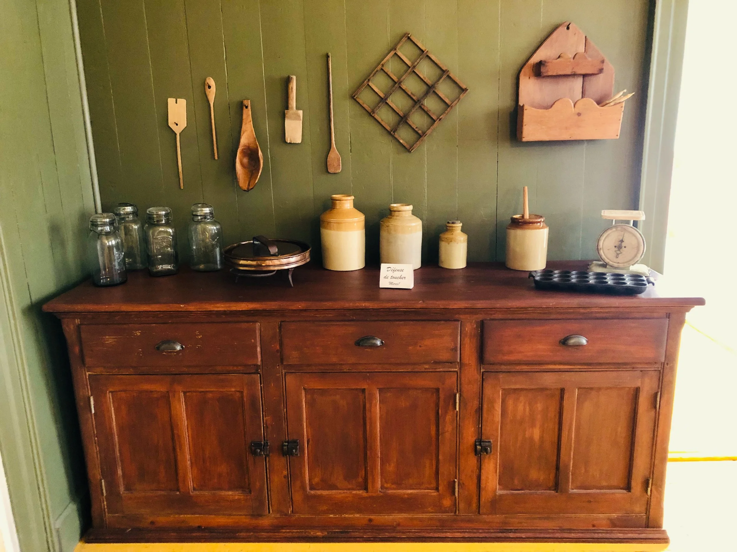 Buffet ancien appartenant au presbytère