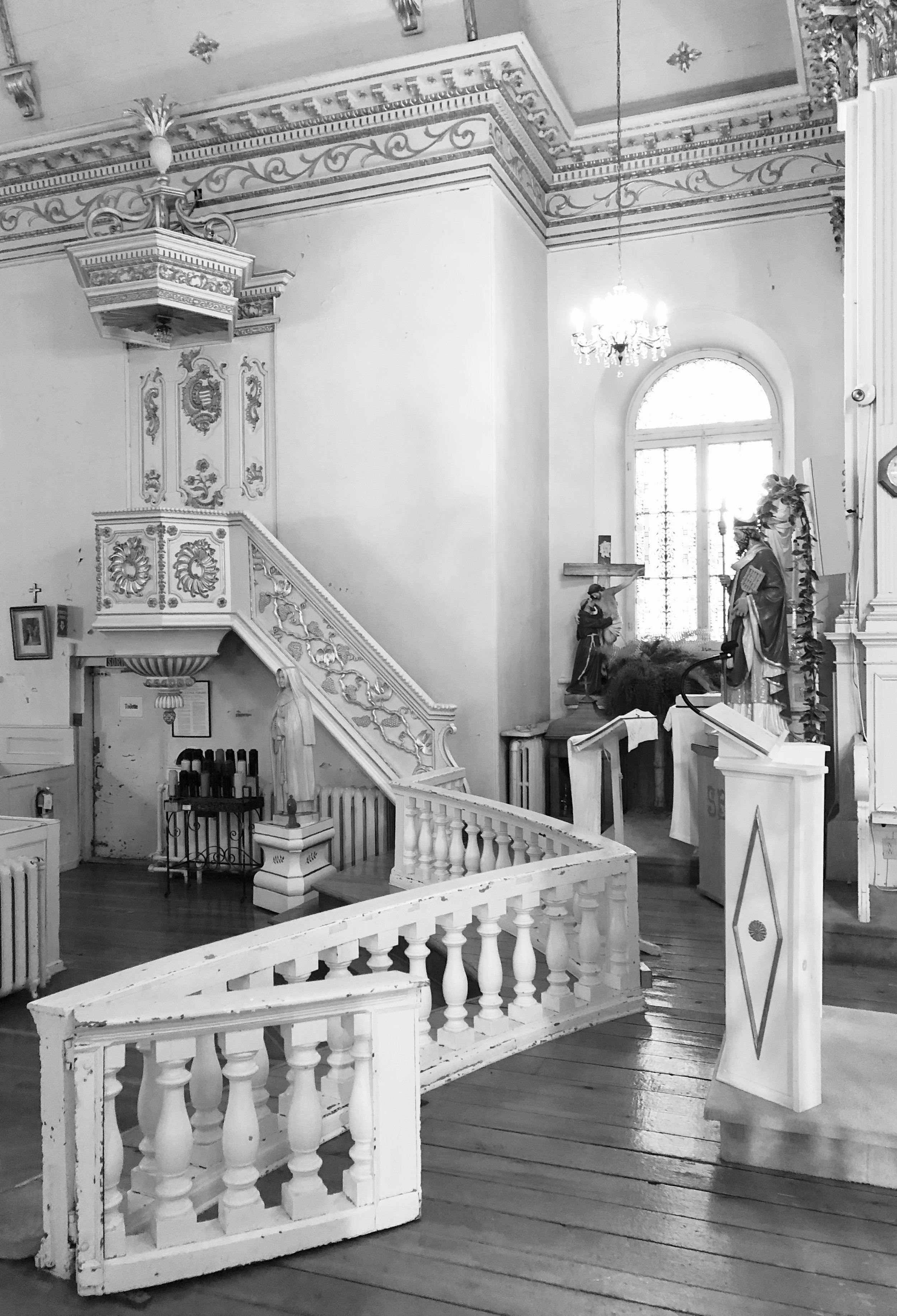 Chaire de l'église. Photo en noir et blanc