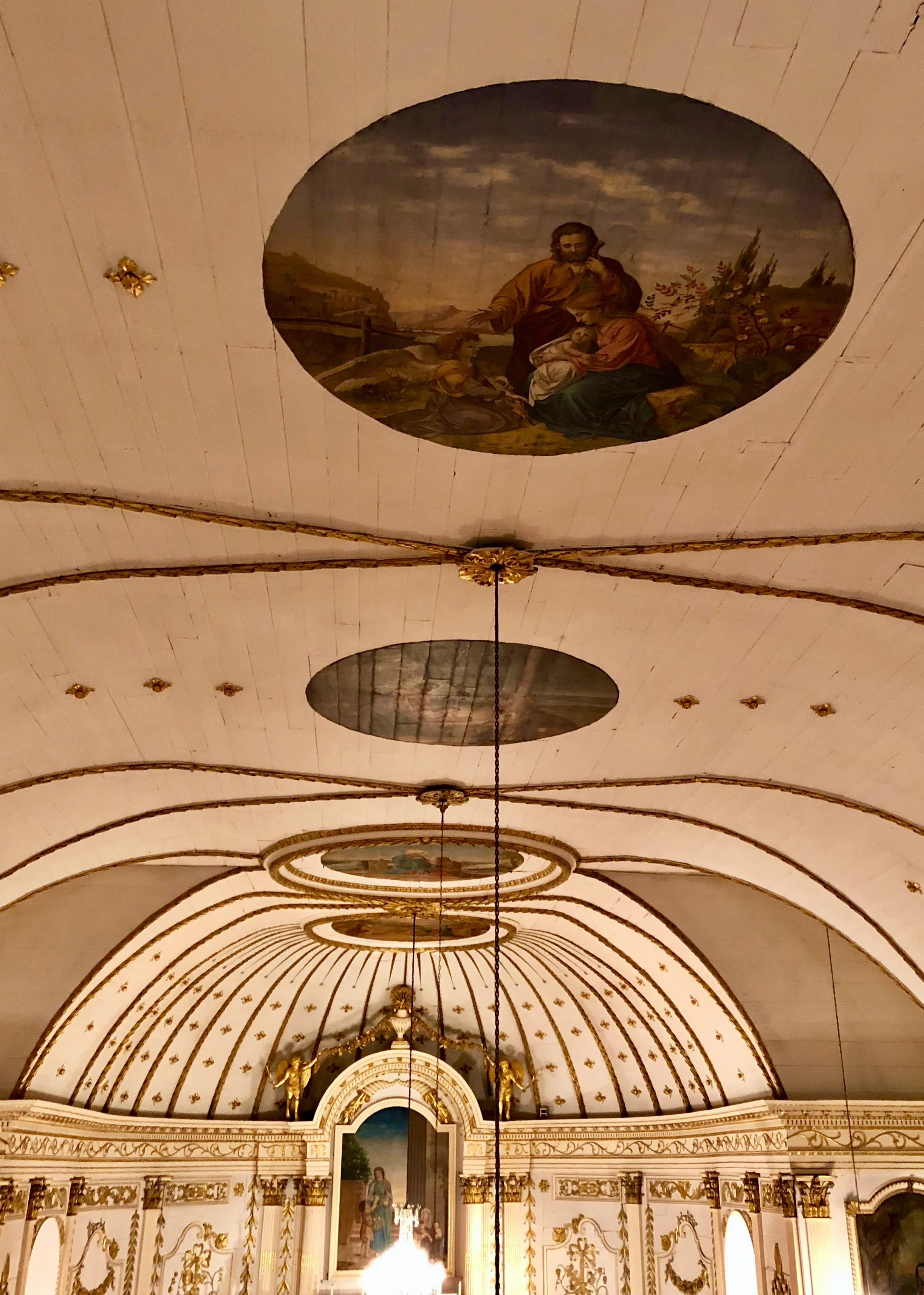 Médaillons de scènes christiques peinte sur le plafond