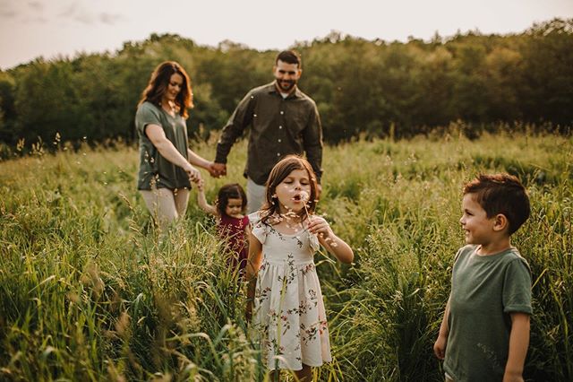 I love trees farms and apple orchards , BUT you can&rsquo;t beat this spring golden hour, dandelions and tall grass 🌞 love your beautiful family Jessica! .
.
.
.
.
.
.
#letthemexplore #dearphotographer #dpmagfaves #lookslikefilm #wildandbravelittles