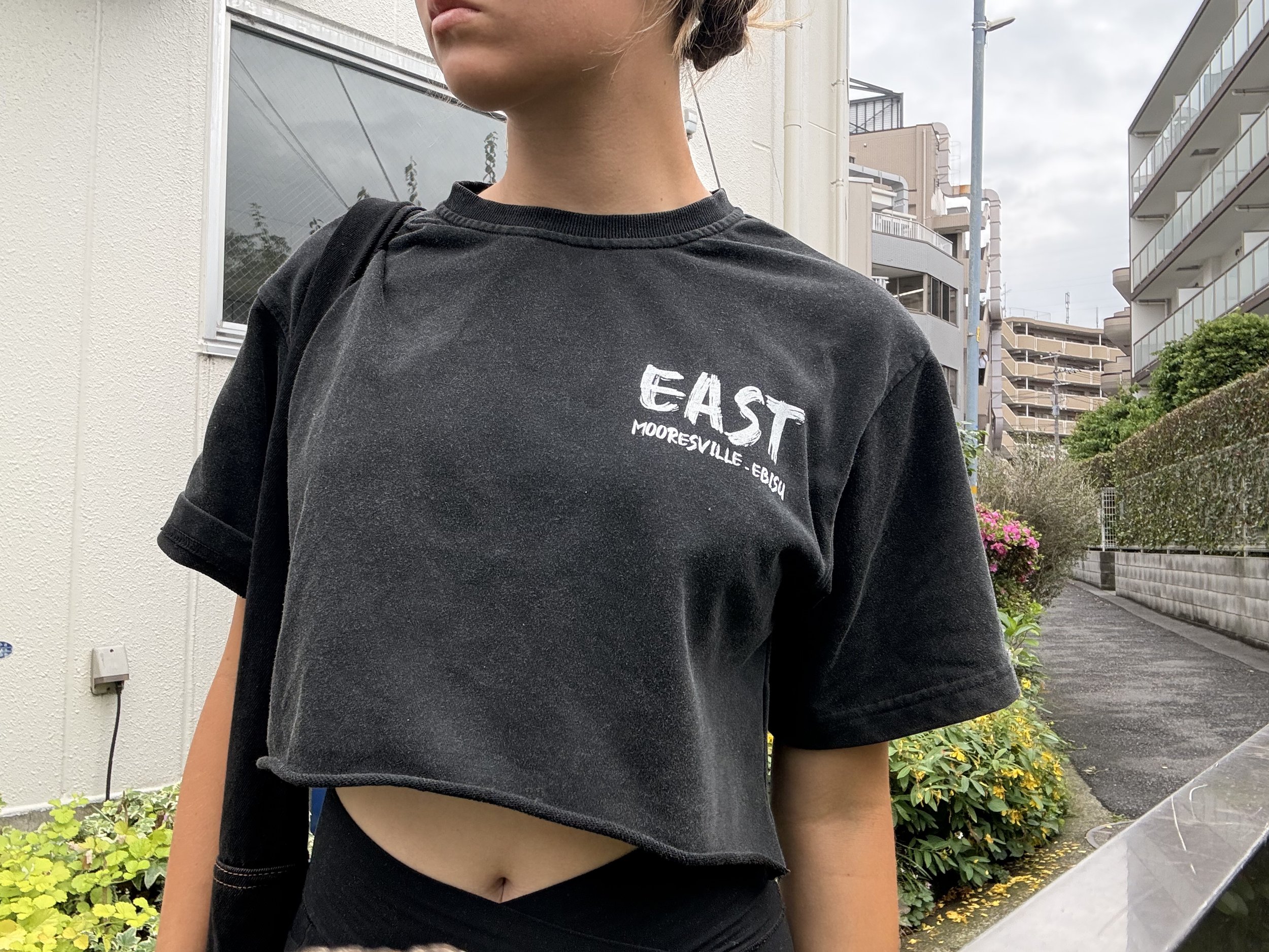 EAST WOMENS CROP SHIRT LEVI DETAIL.JPG