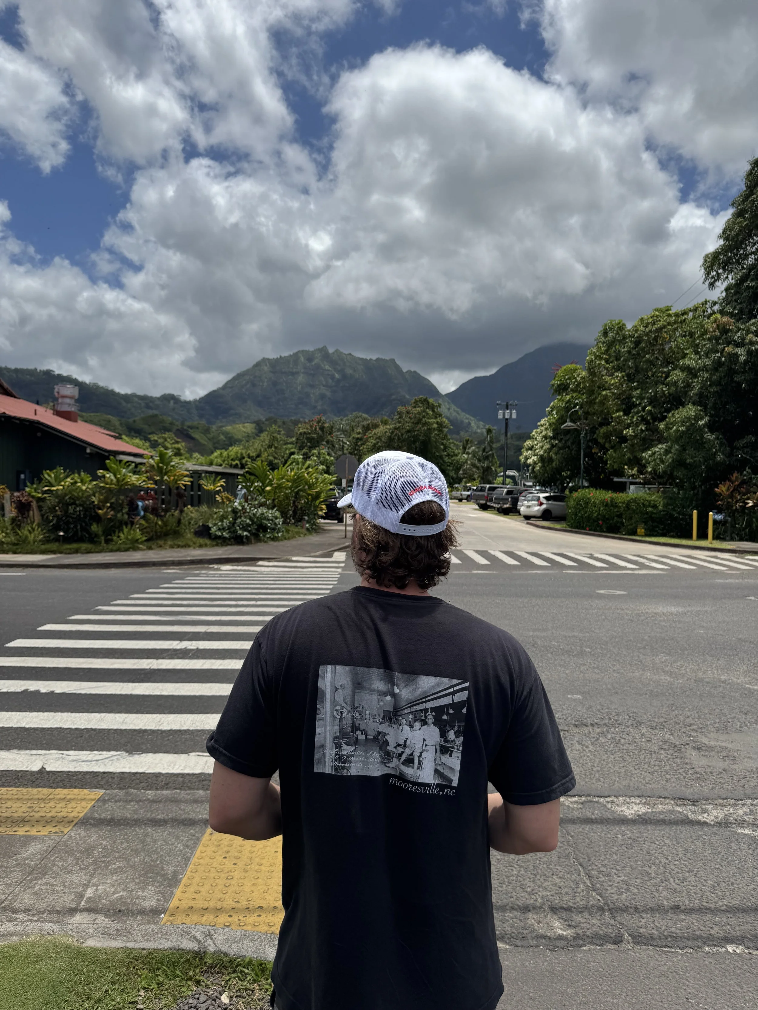 DELUXE BARBER SHOP - BLACK