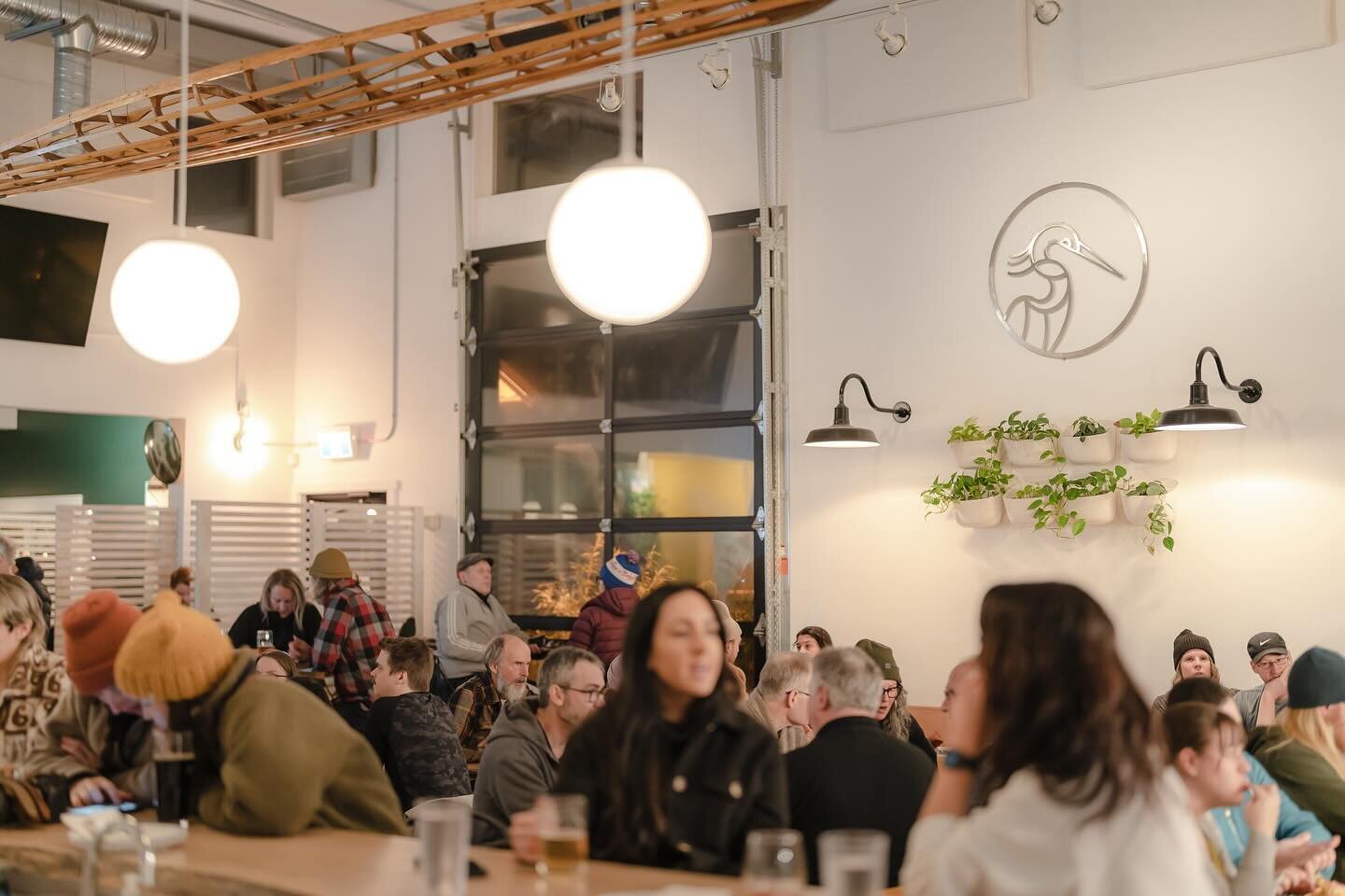 Cozy evening vibes are the greatest. Get on down here - 
Fresh beer &amp; delicious eats are waiting for you&hellip;
.
#comoxbeer #landandseabeer #freshbeer