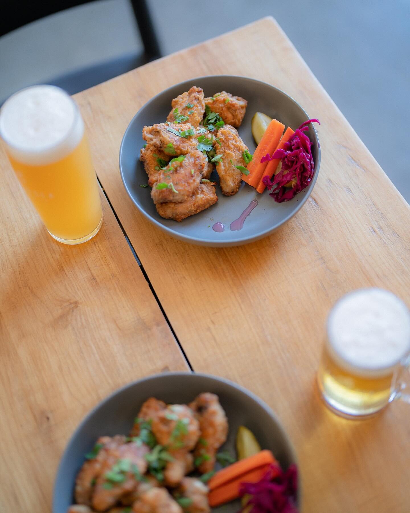 beer &amp; wings &amp; sunny days. 
.
#craftbeer #comoxbeer #springbreak #vancouverisland #bcbeer