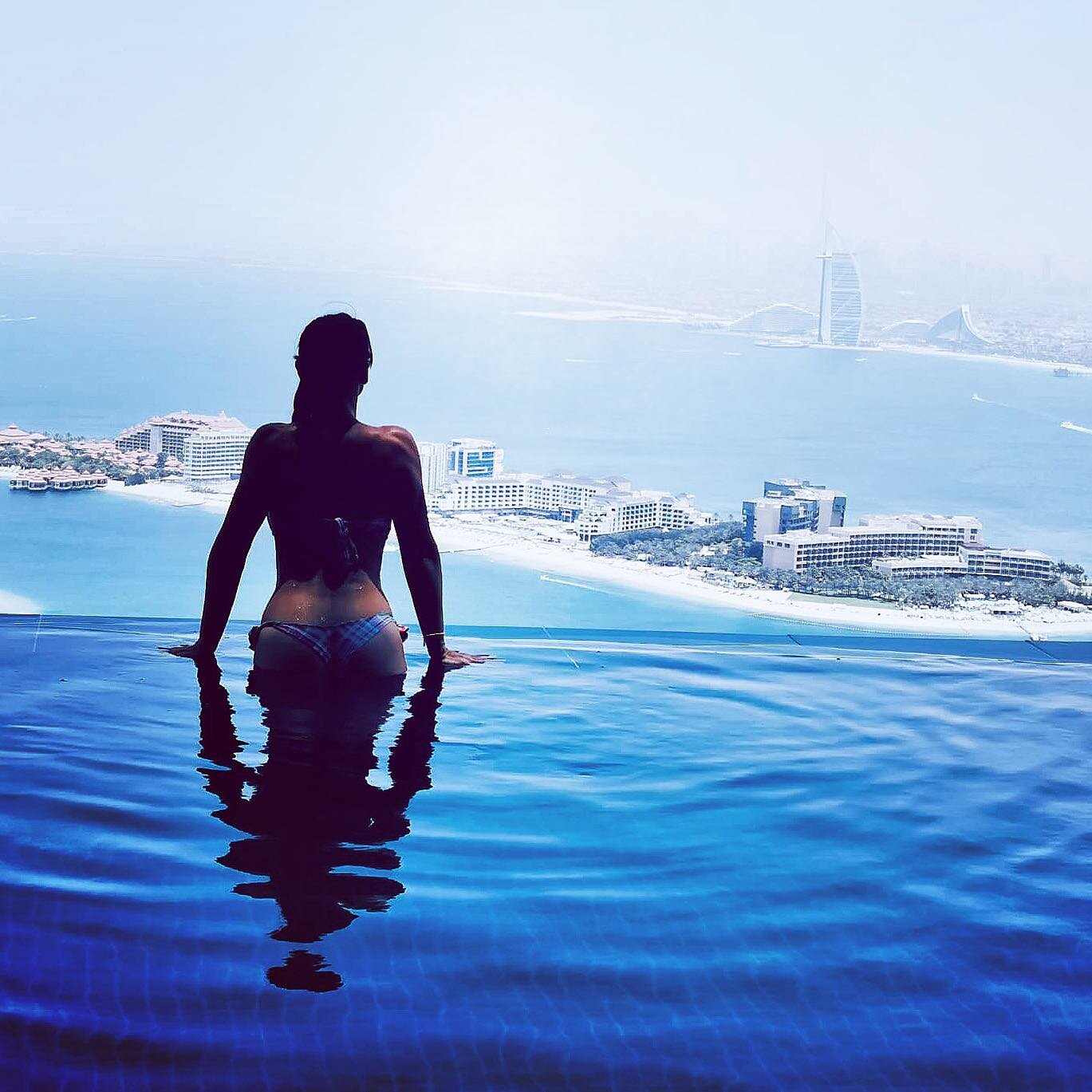 Keep your eyes on the Burj 💙🤍

#burjalarab #skylovers #skypooldubai #auraskypooldubai #auraskypool