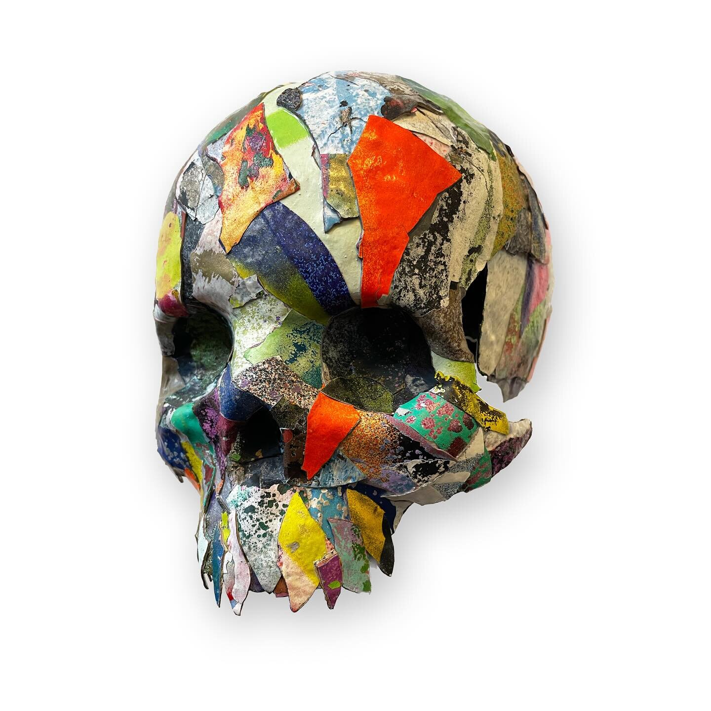 Skull VIII is made from material sourced at the wall of fame in Arnhem the Netherlands. I found the most colorful layers of graffiti paint chips so far there. Resulting in this colorbomb skull.