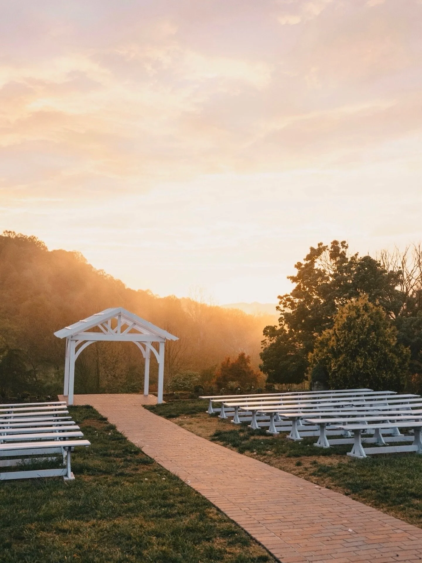The sunset views at Belle Garden are unmatched!
&bull;
&bull;
📸 @hayleeshoots 
#vaweddingvenue #weddingvenue #virginia #estate #estatewedding #sunset #views #wirtzva #wedding #weddingday