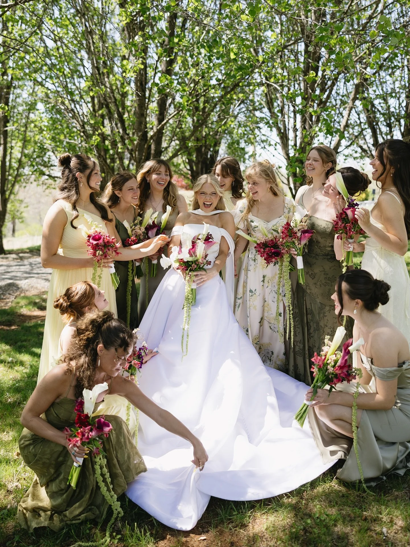 POV: your bride picked the ultimate hype squad. 💐🤍✨
📸 @bykinseyreece