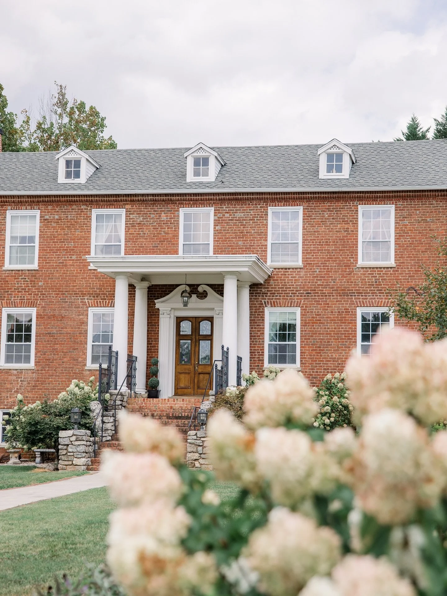 The hydrangeas around our venue bring so much natural beauty to our Estate! #estate #estatewedding #estateweddingvenue #vaweddingvenue #beauty #naturalbeauty #gardens