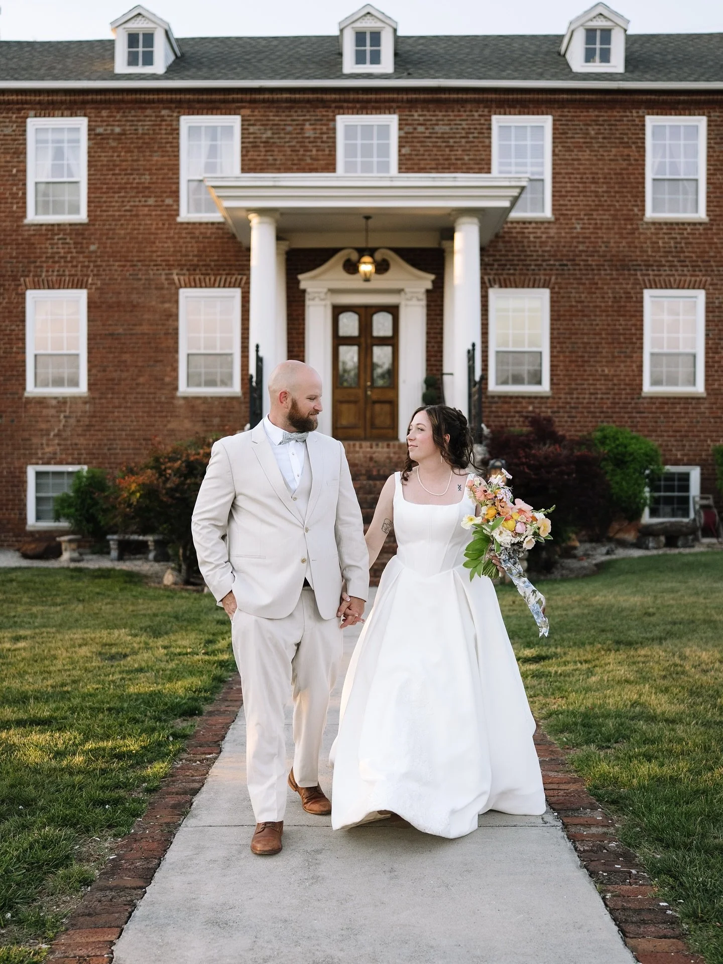 Breanne + Ryan 
05&bull;09&bull;26
This May wedding was one to remember! Such a beautiful day celebrating Breanne and Ryan! 
&bull;
&bull;
Venue: @bellegardenestate 
Photographer: @hollypritchardphoto 
Planner/Coordinator: @gardenroseeventsndesign 
F