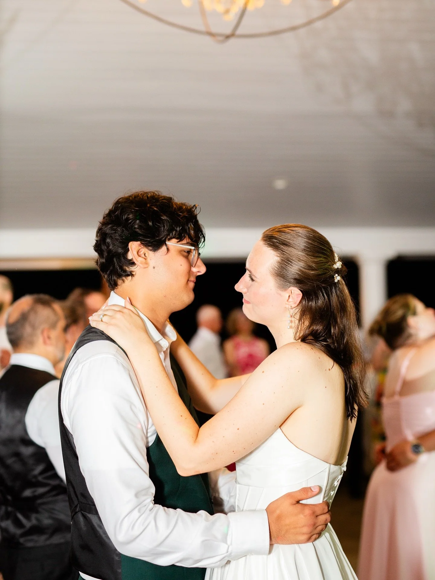 The best memories are made on the dance floor ✨🪩💃
&bull;
&bull;
Photographer: @bricibene 
Coordinator: @gardenroseeventsndesign 
DJ: @blue_ridge_entertainment