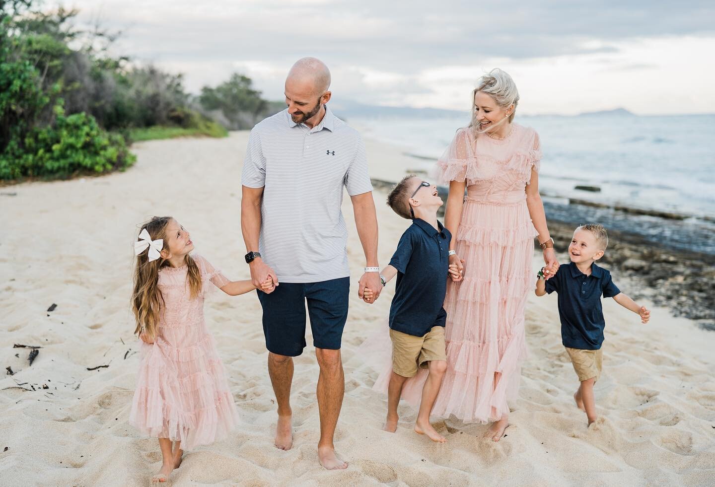 Nothing is guaranteed, except when this family visits the island, they contact me for family photos! I&rsquo;ve been capturing this family for years and have seen them grow into a family of 5. Until next year 🥂🍻

#candidchildhood #dadlife #lettheki
