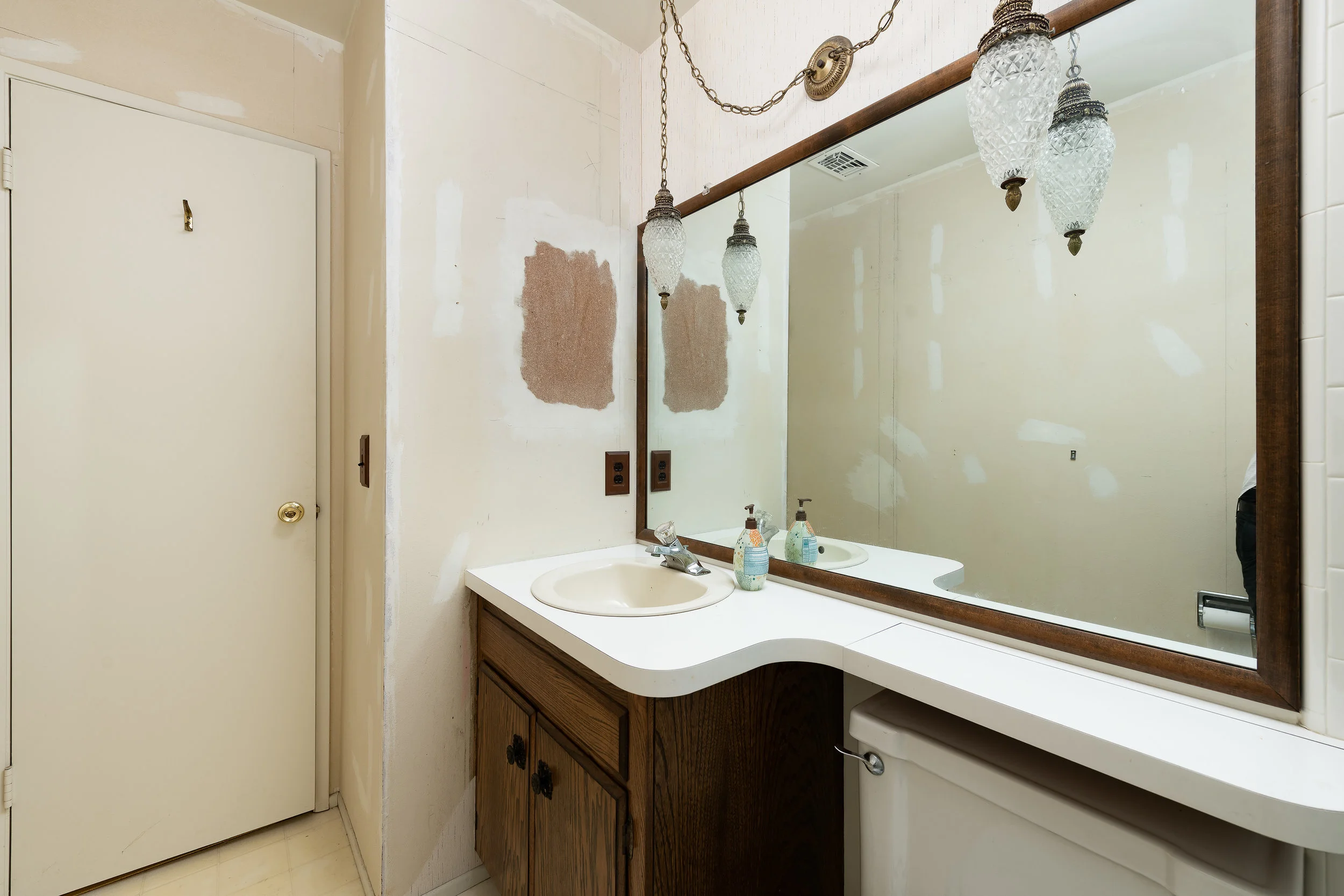 Guest Bathroom - Before