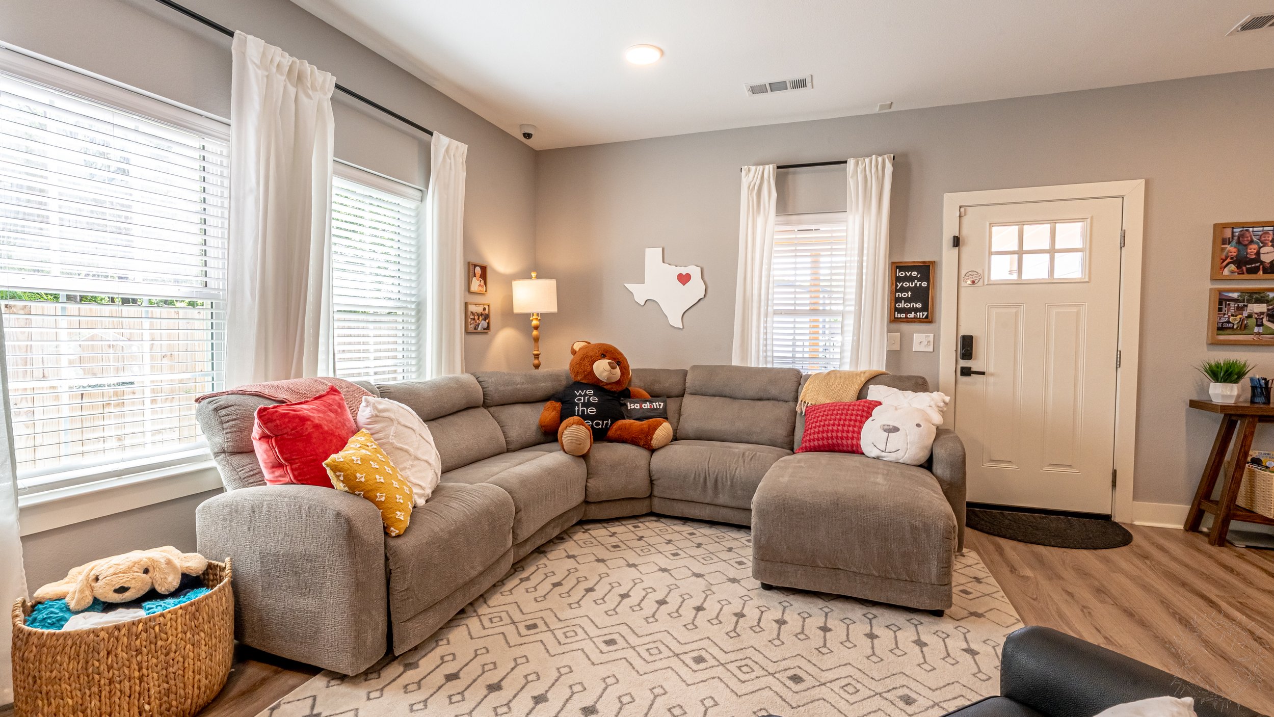 LivingRoom].jpg