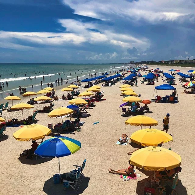 Cocoa Beach is beautiful all year long. Enjoy a day at the beach with family when you stay at Sun Key Getaway.🌞🔑🏖⛱🏊🏼&zwj;♀️🏄🏼&zwj;♂️
&bull;
&bull;
#cocoabeachflorida #dayatthebeach #familyvacay #airbnbhost #hostagram #airbnblife #vacationhome 