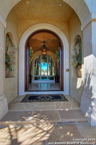 2._Front_door_to_Foyer.JPG