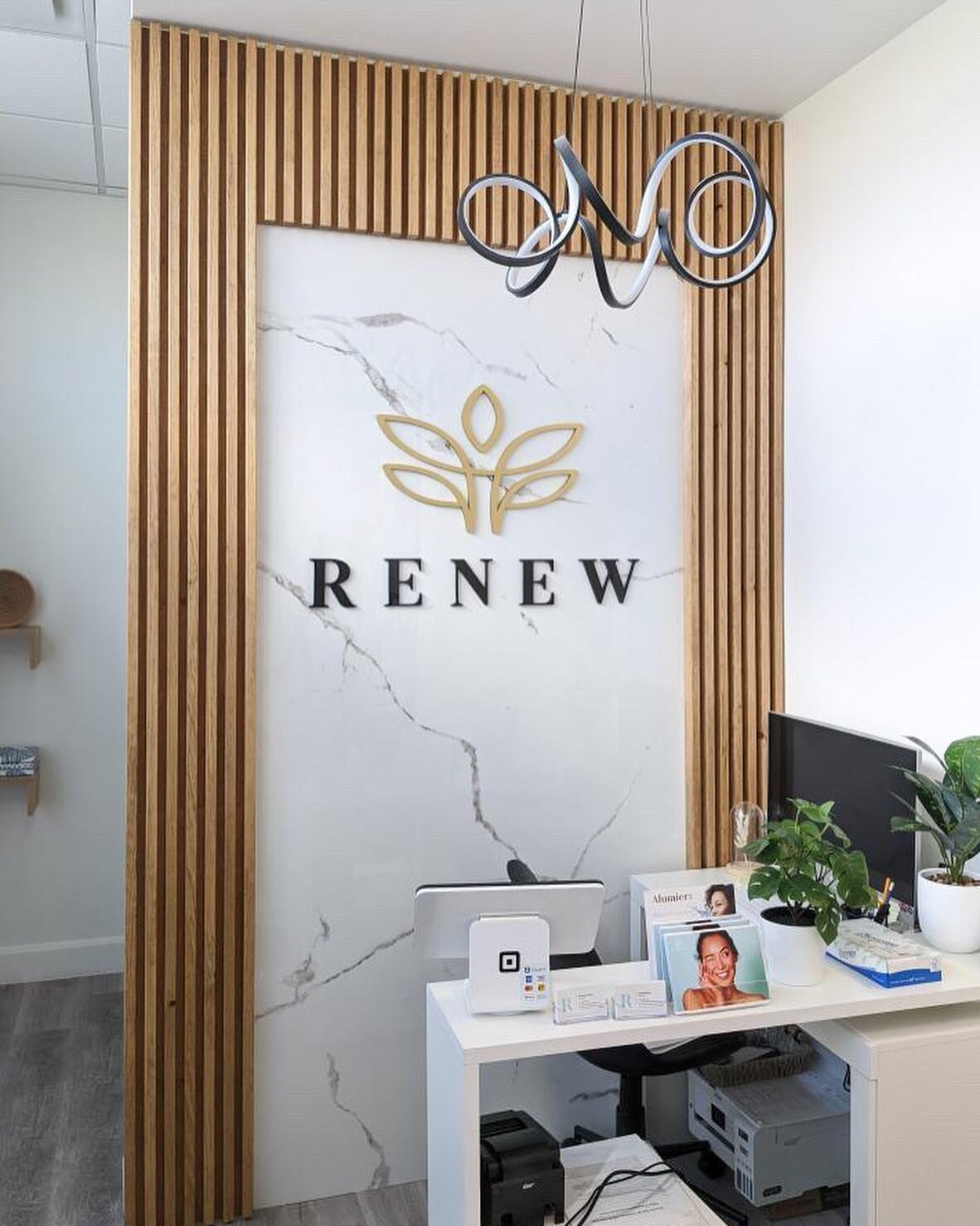 Congratulations to @renewspawellness.markham on their grand opening! Always a pleasure to help bring another entrepreneurial vision to life. 

#WoodchipWerks #madebyhand #madeintoronto #custominteriors #supportsmallbusiness #shoplocal