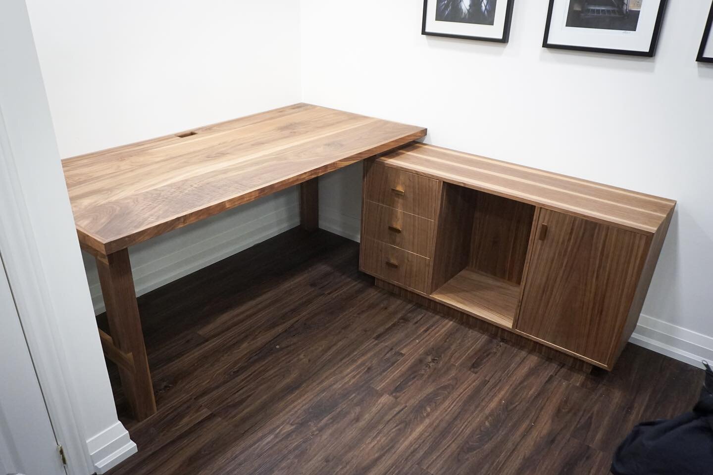 In place &harr;️ In progress 

When designing for a specific space, fit is always tested and adjusted at the shop first. This custom solid walnut workspace was built tailored to the client&rsquo;s home. 

#woodchipwerks #madebyhand #madeintoronto #cu