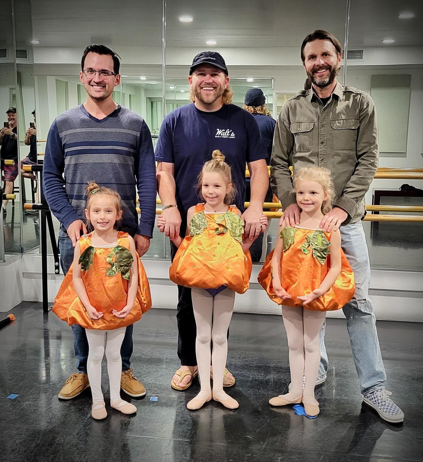 Sweet pumpkins with their dads💞 we can&rsquo;t wait to see you on stage June 9th for our spring show &ldquo;Cinderella&rdquo;
Join now Dancepasadena.com #dancemoms #balletclass #preballet #tinytoesballet