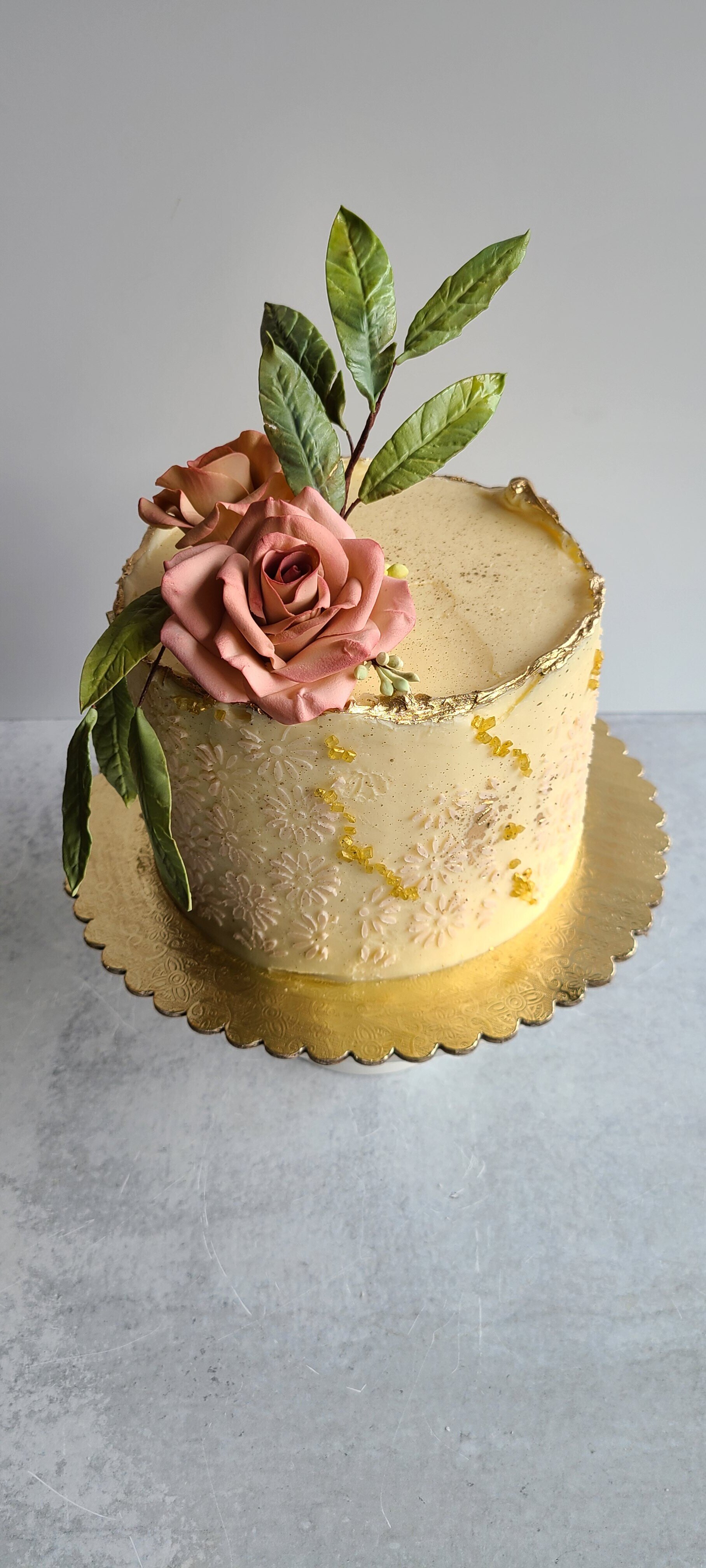 Lala Custom Cake - Mini 2 tier birthday cake! 💛💛 Edible gold leaf and a  mix of sugar and fresh flowers. Lemon blueberry cake and red velvet! We  usually do not do
