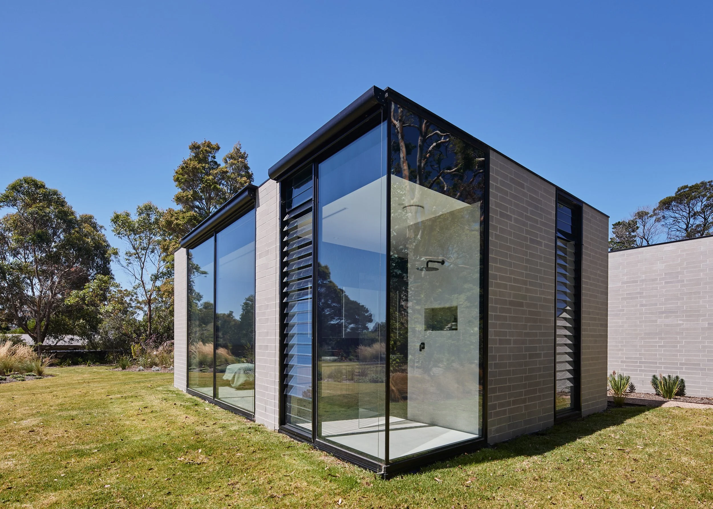 glass-shower-mount-martha-kister-architects.jpg