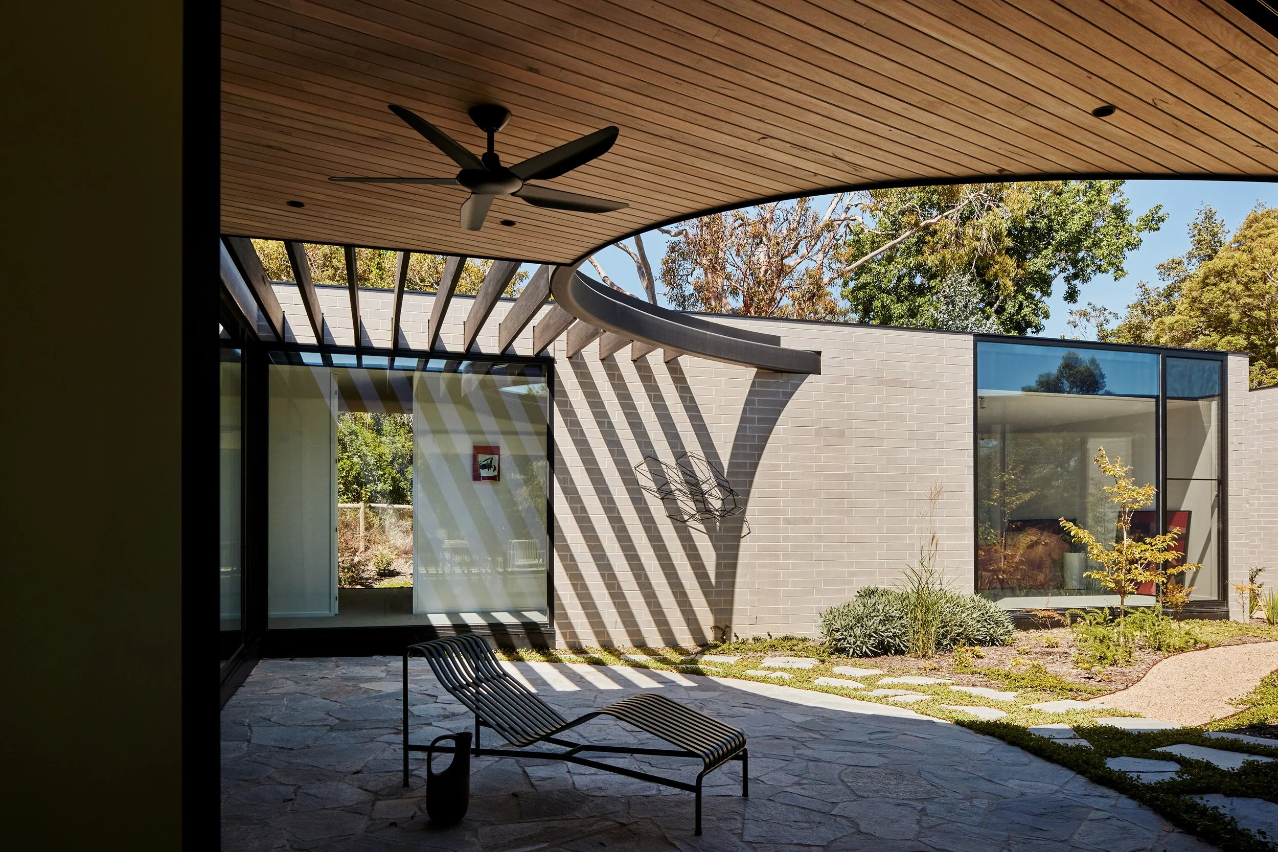 courtyard-mount-martha-kister-architects.jpg