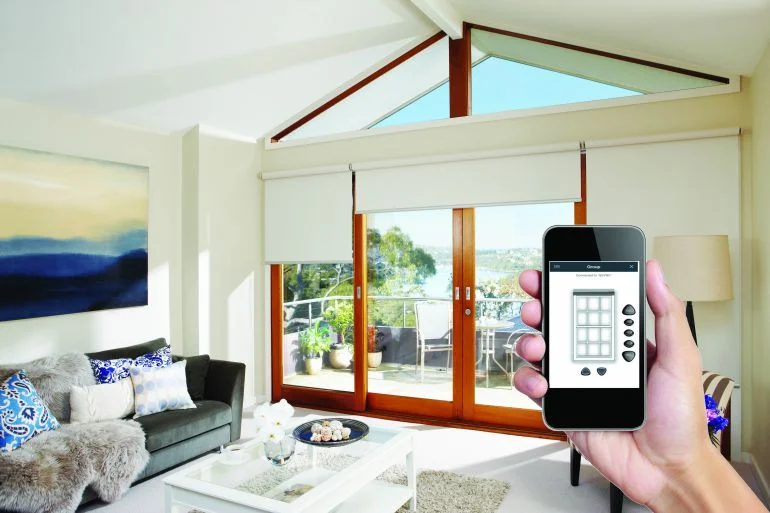 luxaflex-q-motion-with-iphone-graphic.jpg