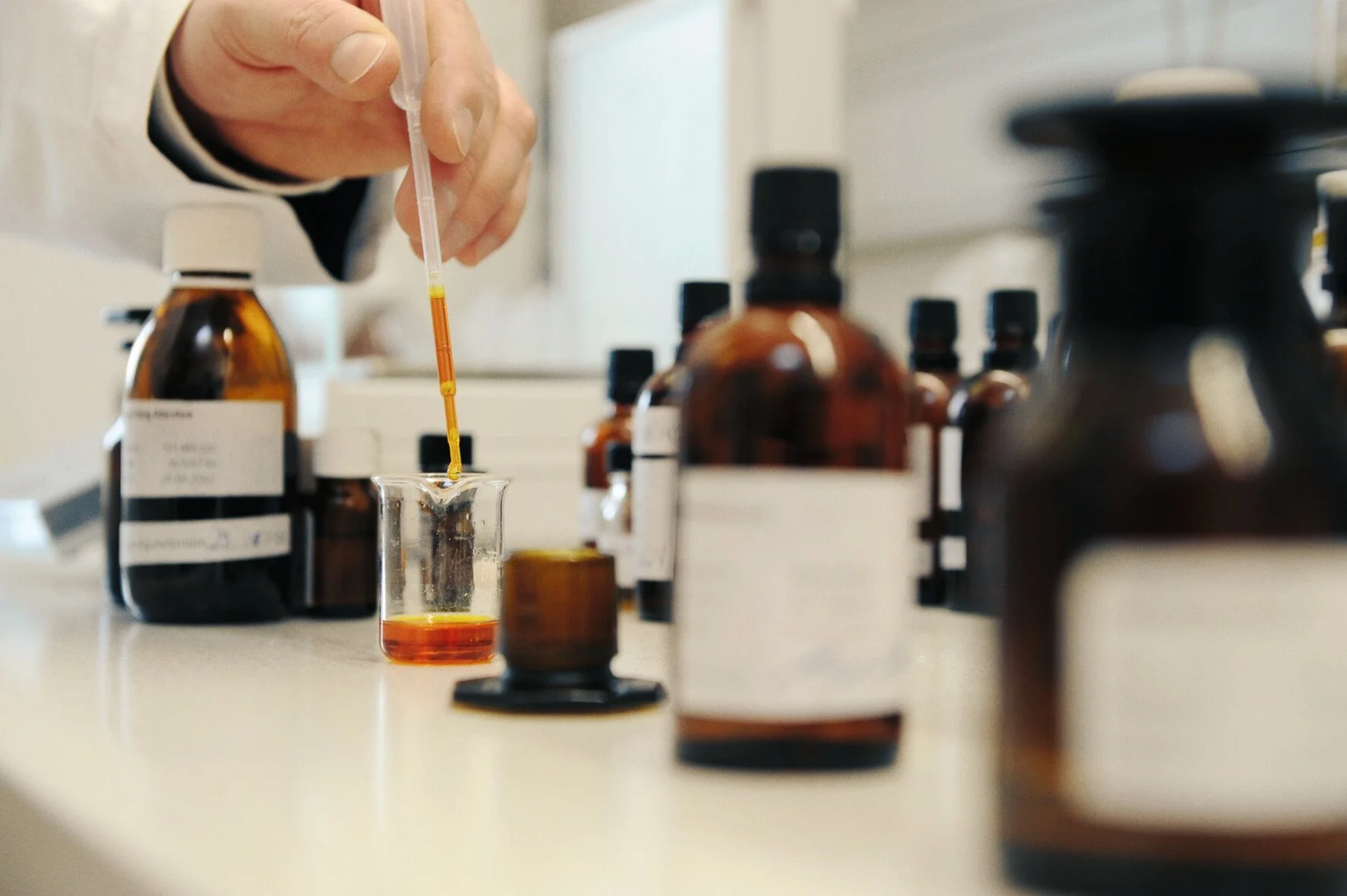 Sampling essential oil, WALA perfumeur_Press.jpg