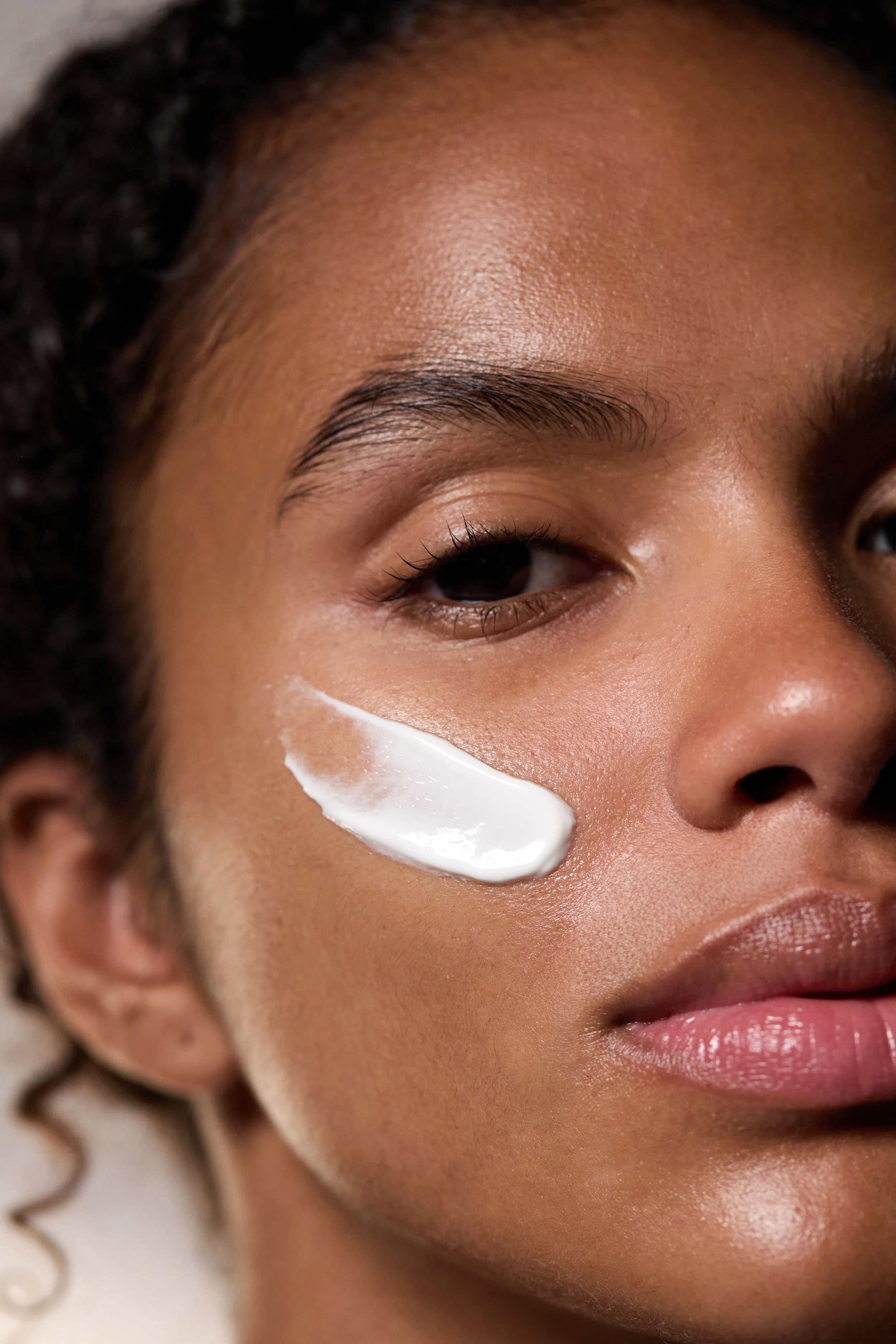 Soothing Mask Application Texture Model Female - 436_dic_master.jpg