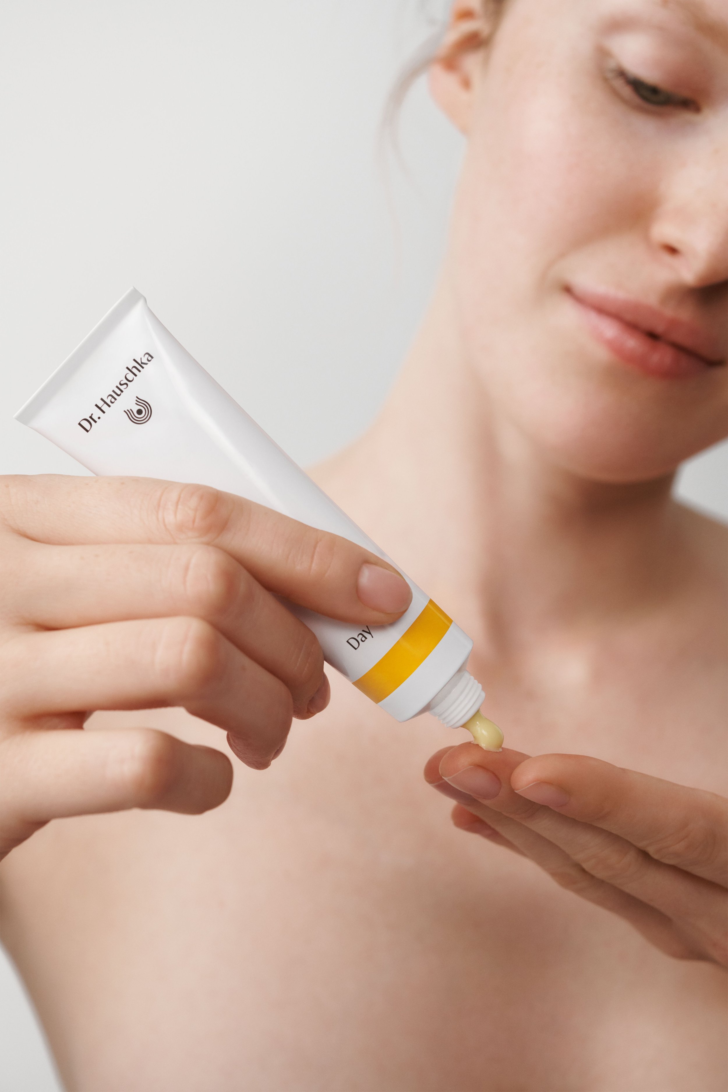 Apricot Day Cream Application Texture Finger Model Female - 1140 _ Use exclusively for market launch of Dr. Hauschka Apricot Day Cream 2023_dic_master.jpg