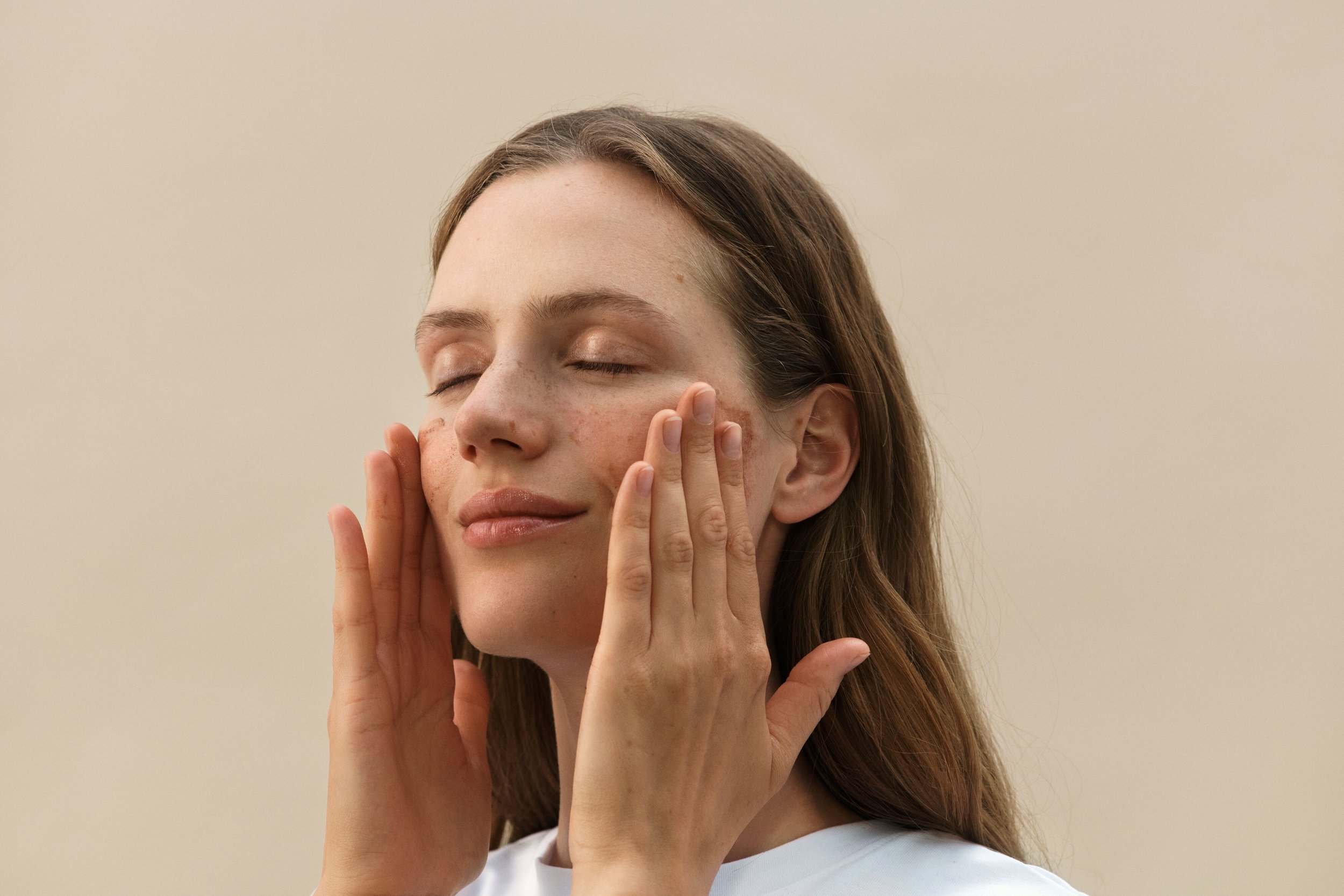 Face Care Promotion 2026 Translucent Bronzing Tint Application Texture - 1746 Landscape Format_dic_master.jpg