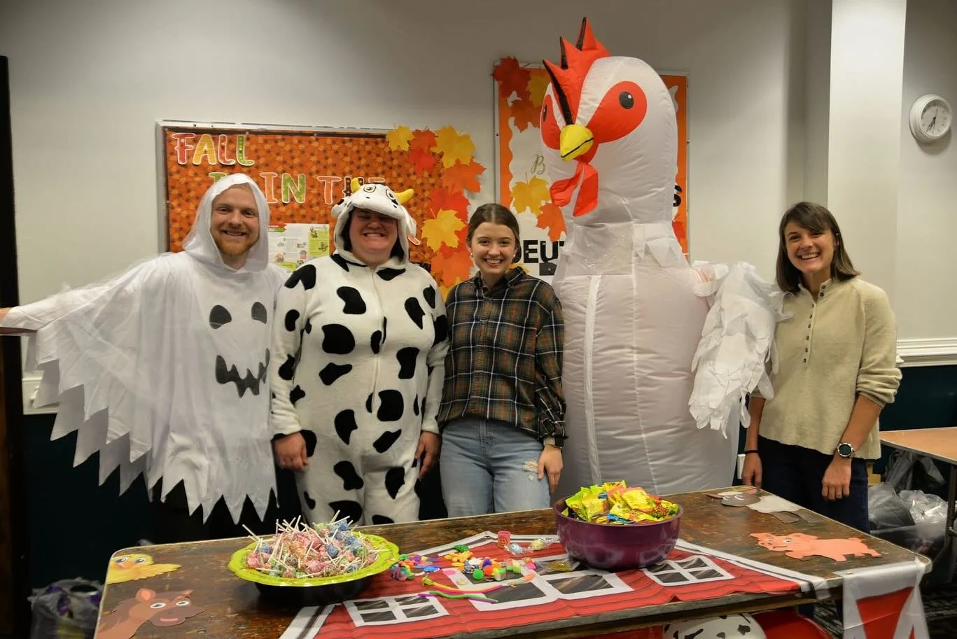 🎃🐮👻🐔 The Healing Solutions Farm made an appearance at the Carolina Miracle League’s Trunk or Treat!
Even though the event had to move indoors thanks to the rain, our team still had a spooktacular time handing out candy & fidgets, seein