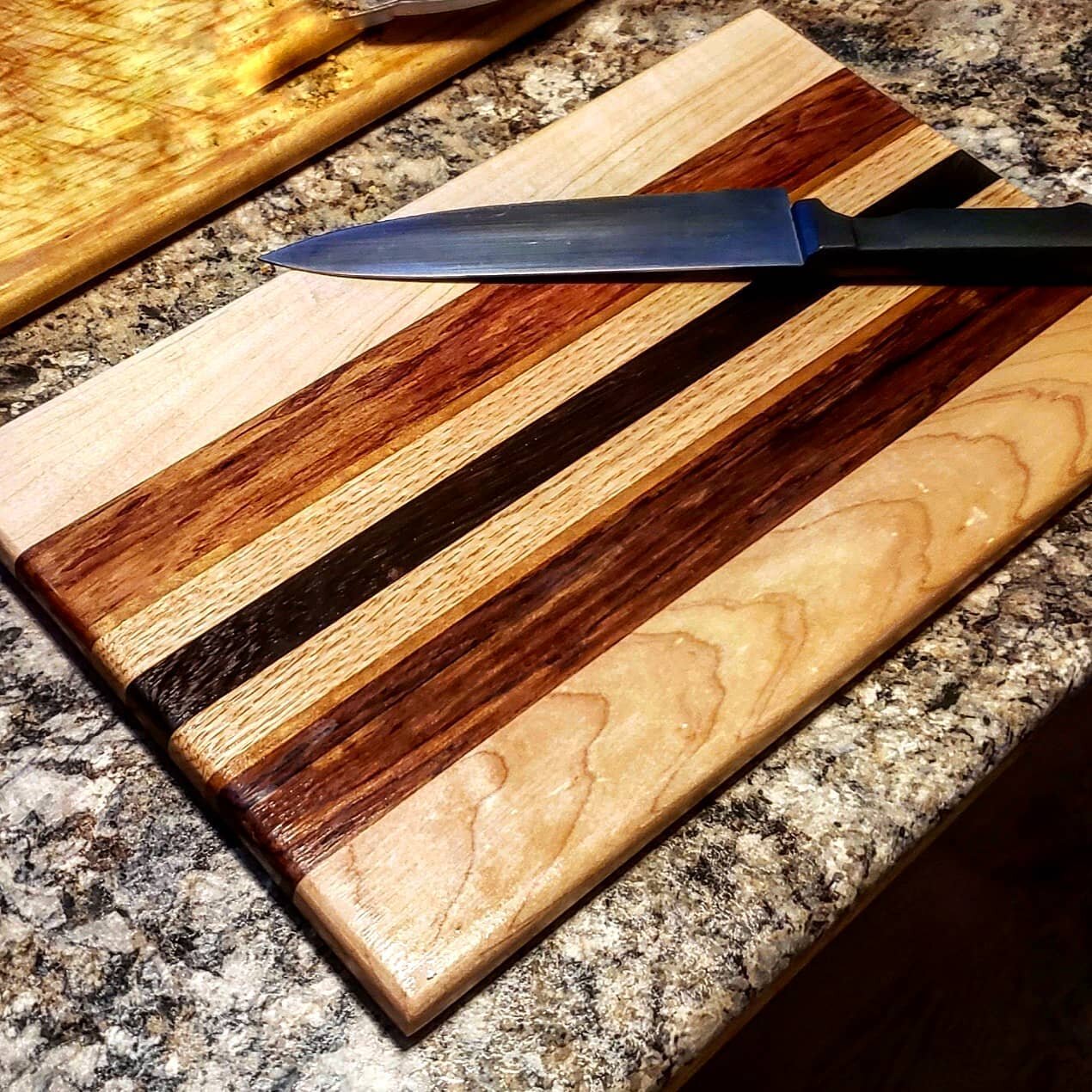 The grain on this cutting board really POPS! Cutting boards are so much fine to make. Order your own custom cutting board by searching @CoastalCraftCircuit on #Etsy!
.
.
.
.
#handmade #woodworking #cuttingboard #woodart #woodisgood #finewoodworking #