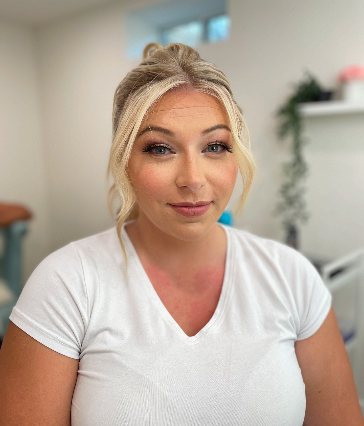 Messy high bun is in high demand lately. Happy to create this look for this beauty along with the natural glam makeup. 

Lashes and foundation are from @yamourbeauty 

#windsormakeupartist #windsorhairstylist #makeupartist #hairstylist #messyhighbun 