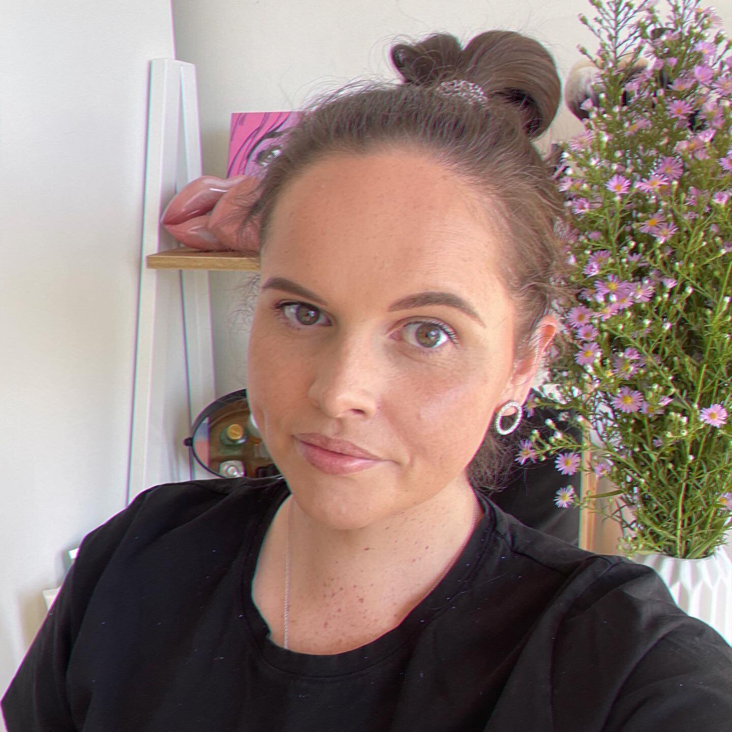 Keeping things light and easy for a Monday morning!
Here&rsquo;s what&rsquo;s on my face:
@itcosmeticsau CC Cream in Fair Light
@uomabeauty Stay Woke concealer in Fair Lady T1
@kosas Cloud Set setting powder in Sheer Light
@guccibeauty Soleil Bronzer