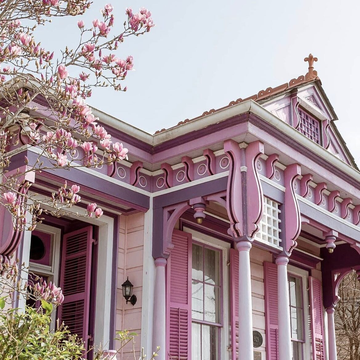 Obsessed with this little pink NOLA house! 

📷: @nola_val - if you&rsquo;re not already, you need to follow Val, her photos are incredible!

#neworleans #nola #dreamholiday #travel #travelgoals #nolalife #vaction #architecturedetail #oldbuildings #n