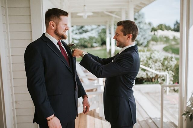 GROOM TIPPPPP: one thing i loved, and had never seen before this wedding, was that john had asked each of his groomsmen to help him get ready with a different piece of his suit for photos. one groomsmen helped tie his tie, another helped get his jack