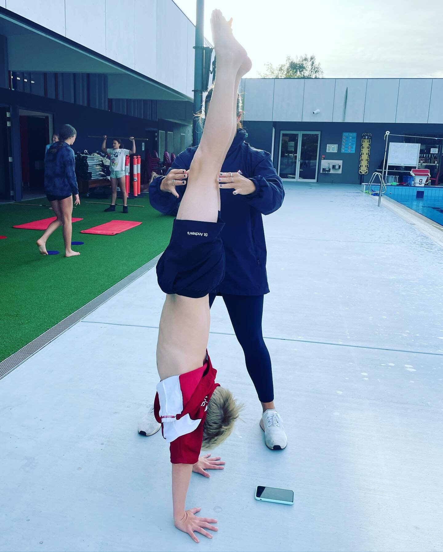 It&rsquo;s term 4 = loads of exercises progressing @standrewsswimming 

1. Handstand balancing in the centre after many terms of getting range and shaping against the wall. How good would this handstand make as a streamline? Not much drag there!

2. 