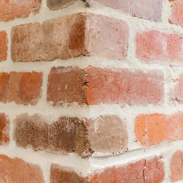 Looks like a real brick wall, doesn&rsquo;t it? 🧐Well technically it is - but it&rsquo;s tiled with #RealBrick. No footings required so just about any interior wall can have the same treatment 👍
-
#brickwall #bricks #interiordesign